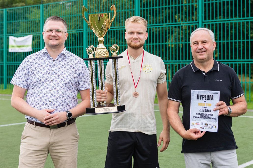 Od lewej Sekretarz Gminy Miejskiej Łukasz Łangowski, lider drużyny Rosso Team z&nbsp;Pucharem oraz&nbsp;z-ca Prezydenta Miasta Tadeusz Błędzki.