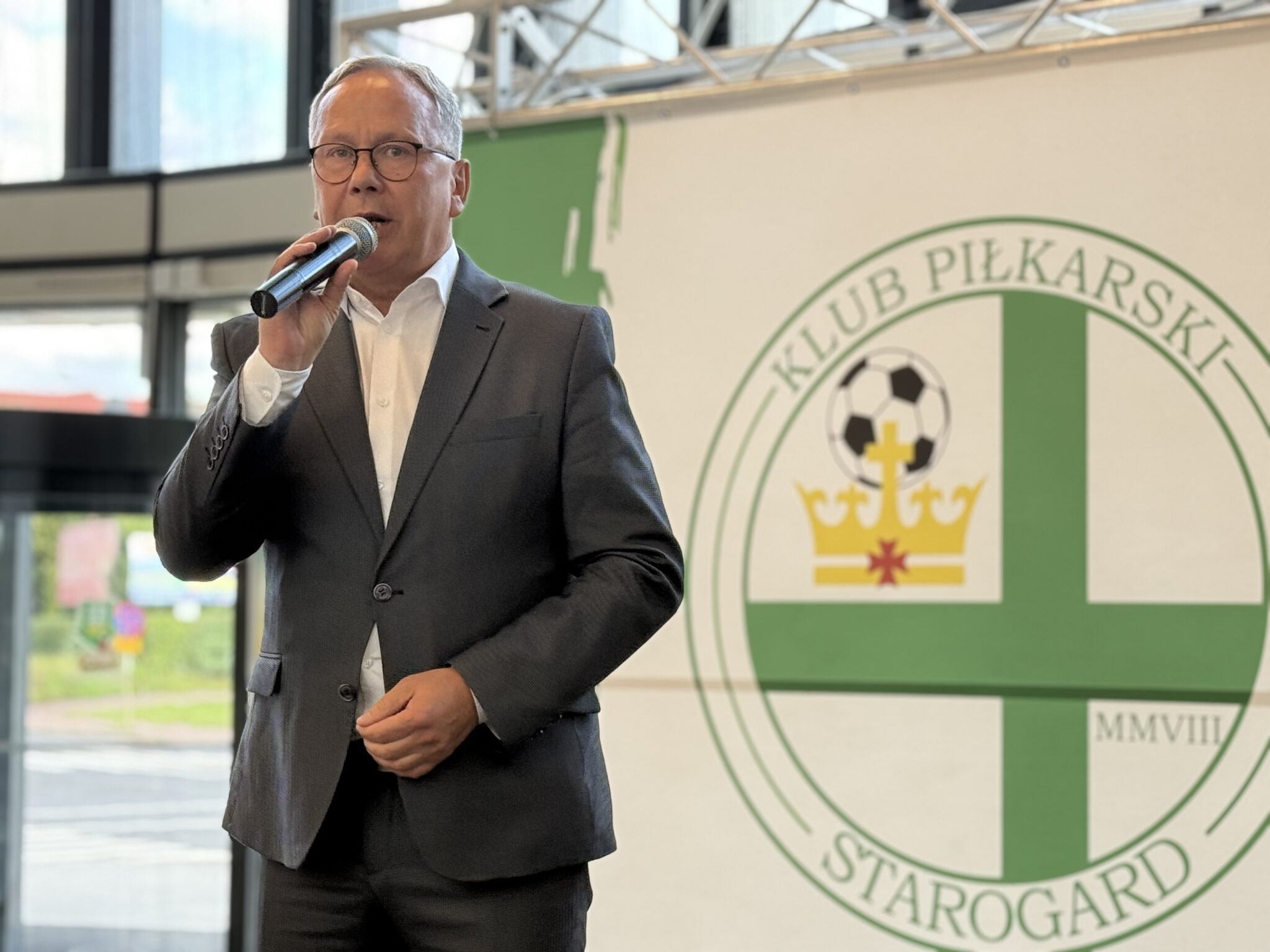 Prezydent przemawia na&nbsp;scenie.