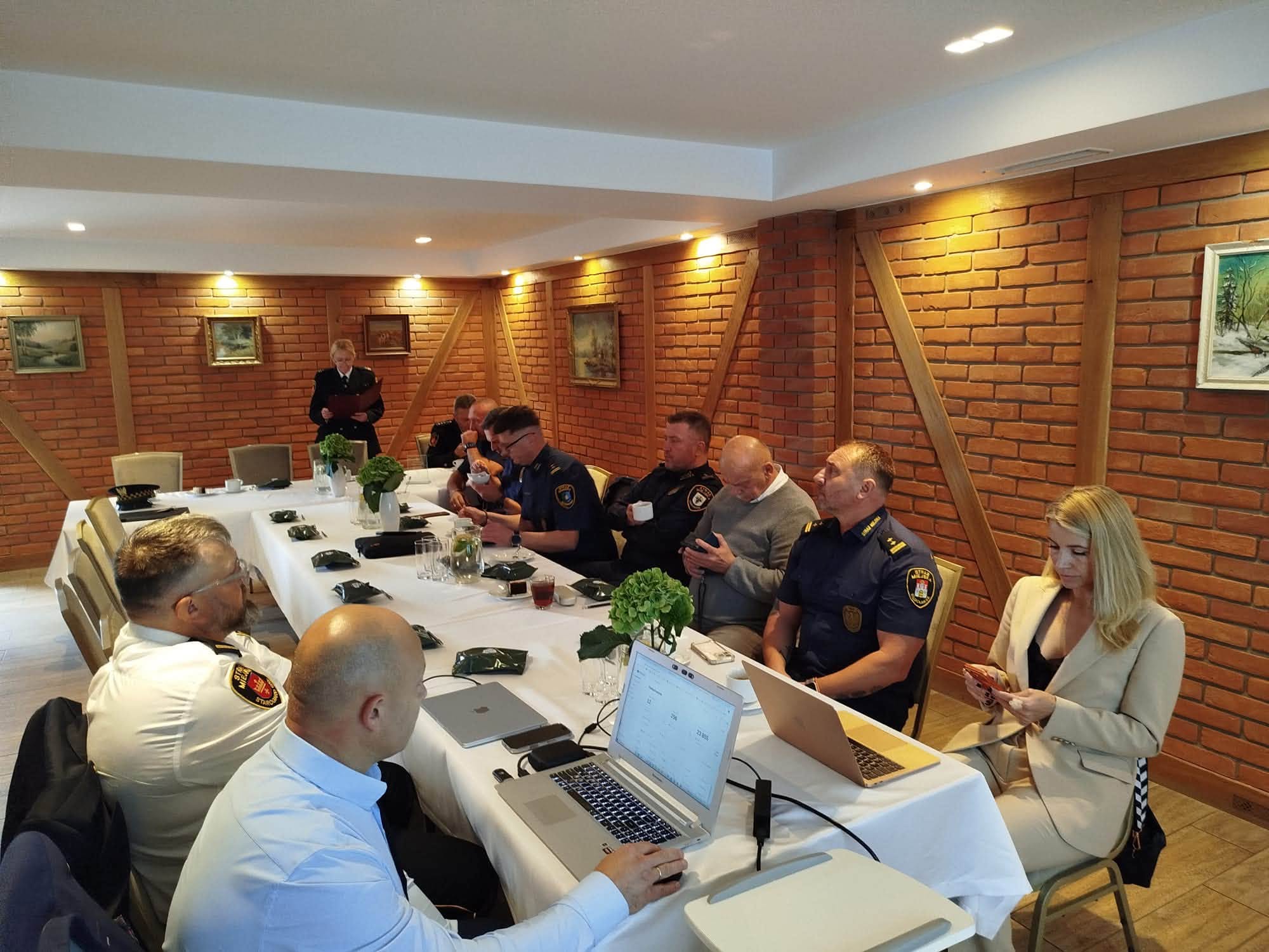 Strażnicy siedzą przy stole.