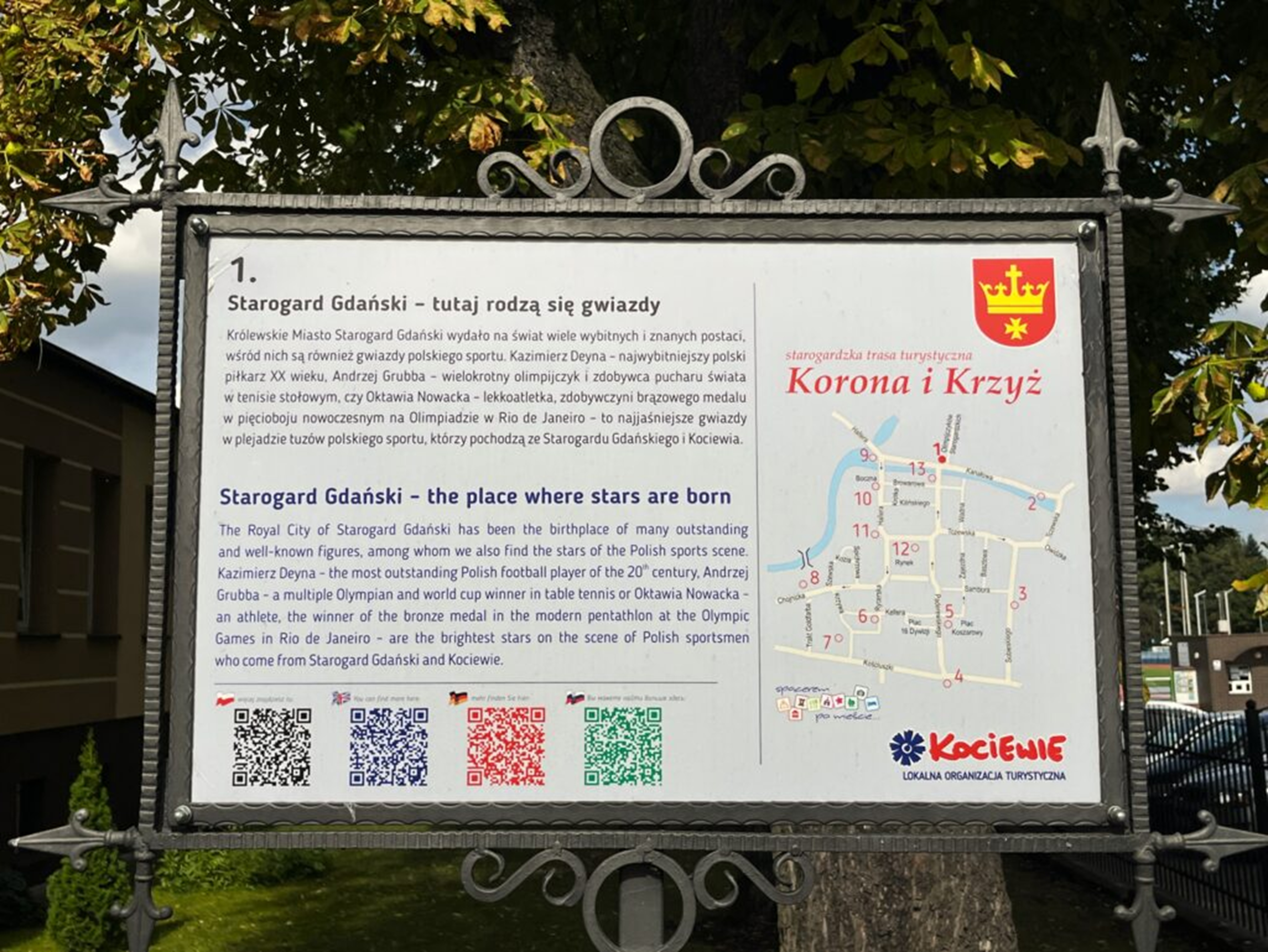 Zdjęcie tablicy informującej o&nbsp;trasie.