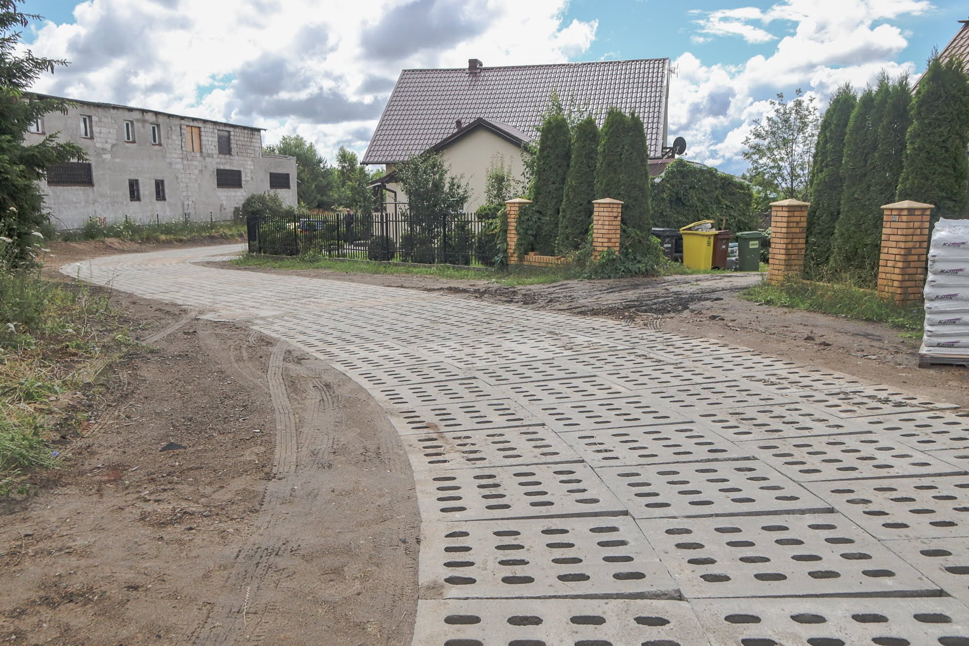 ulica utwardzona płytami yomb