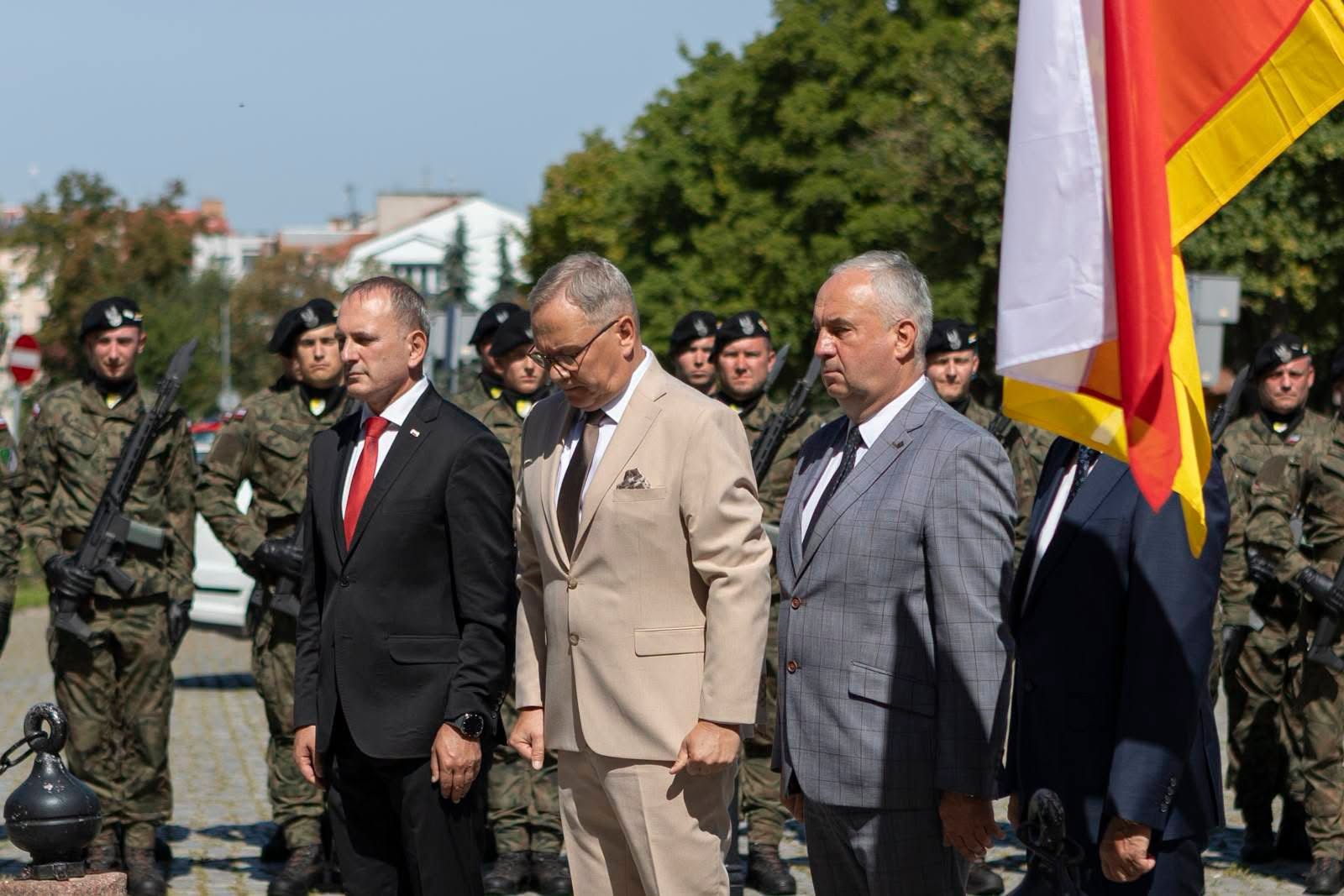 Prezydent Miasta Janusz Stankowiak oraz&nbsp;wiceprezydenci Maciej Kalinowski i&nbsp;Tadeusz Błędzki złożyli wiazanki kwiat&oacute;w