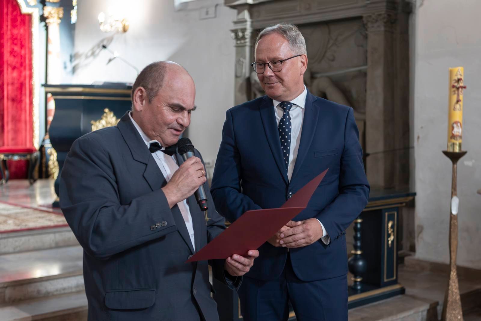 Prezydent Starogardu Gdańskiego Janusz Stankowiak odbiera podziękowania za wsparcie finansowe Ch&oacute;ru oraz&nbsp;koncertu jubileuszowego. 