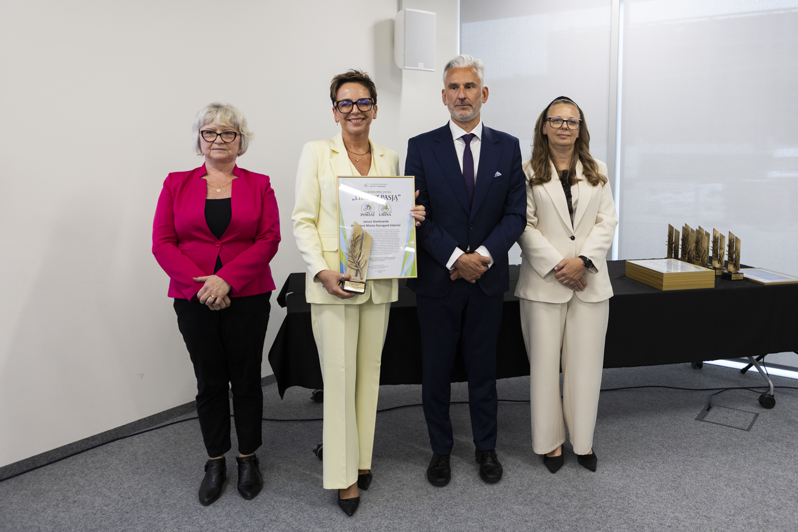 Nagrodę &bdquo;Lider z&nbsp;Pasją &rdquo; dla Prezydenta Miasta Janusza Stankowiaka odebrała rzecznik prasowa Magdalena Dalecka, na&nbsp;zdjęciu z&nbsp;przedstawicielami Kapituły Konkursowej dyrektor kreatywna Gali Marzena Powroźnik sekretarz Gal Konkurs&oacute;w Rankingowych Fundacji Jacek Sadrzak  pełnomocnik Zarządu Fundacji Wspierania Jankości i&nbsp;Innowacji Ewa Fiołkowska 