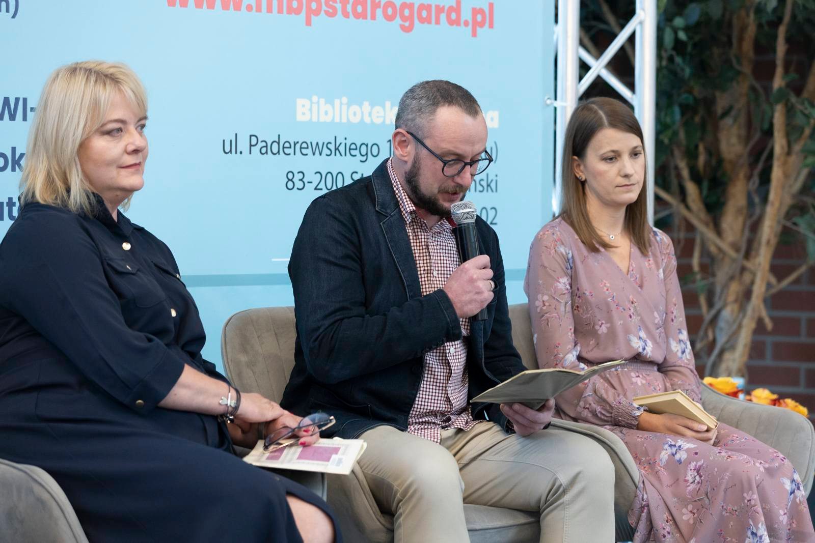 Mogliśmy posłuchać utwor&oacute;w Jana Kochanowskiego w&nbsp;interpretacji dyrektorek szk&oacute;ł oraz&nbsp;nauczycieli języka polskiego.