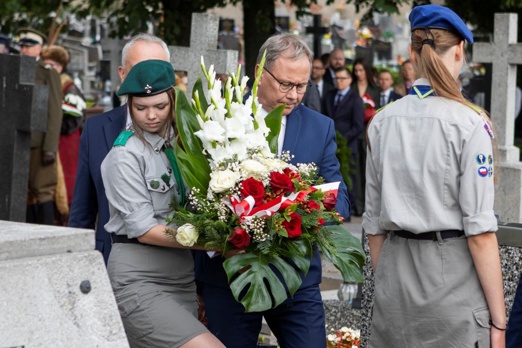 Złożenie wiązanek kwiat&oacute;w.