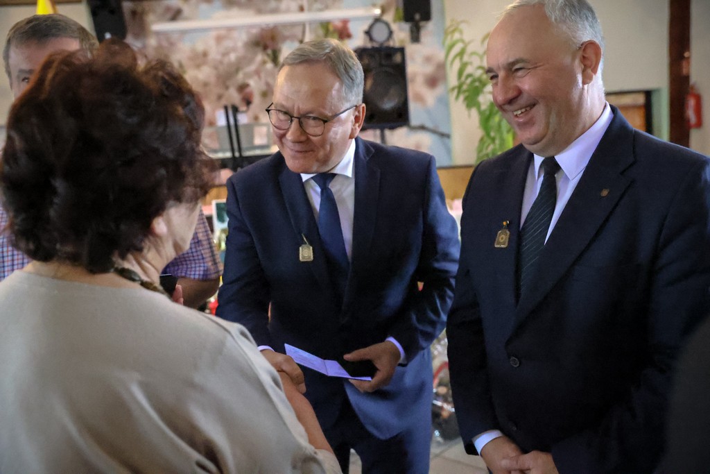 Prezydent Miasta Starogard Gdański Janusz Stankowiak i&nbsp;jego zastępca Tadeusz Błędzki odbierają odznaki &bdquo;Za Zasługi dla Polskiego Związku działkowc&oacute;w w&nbsp;Malborku 30 sierpnia 2025