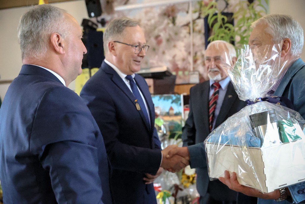Włodarze miasta Starogard podziękowali za zaproszenie prezesowi ROD Kolejarz Ryszardowi Gurtiak&oacute;w