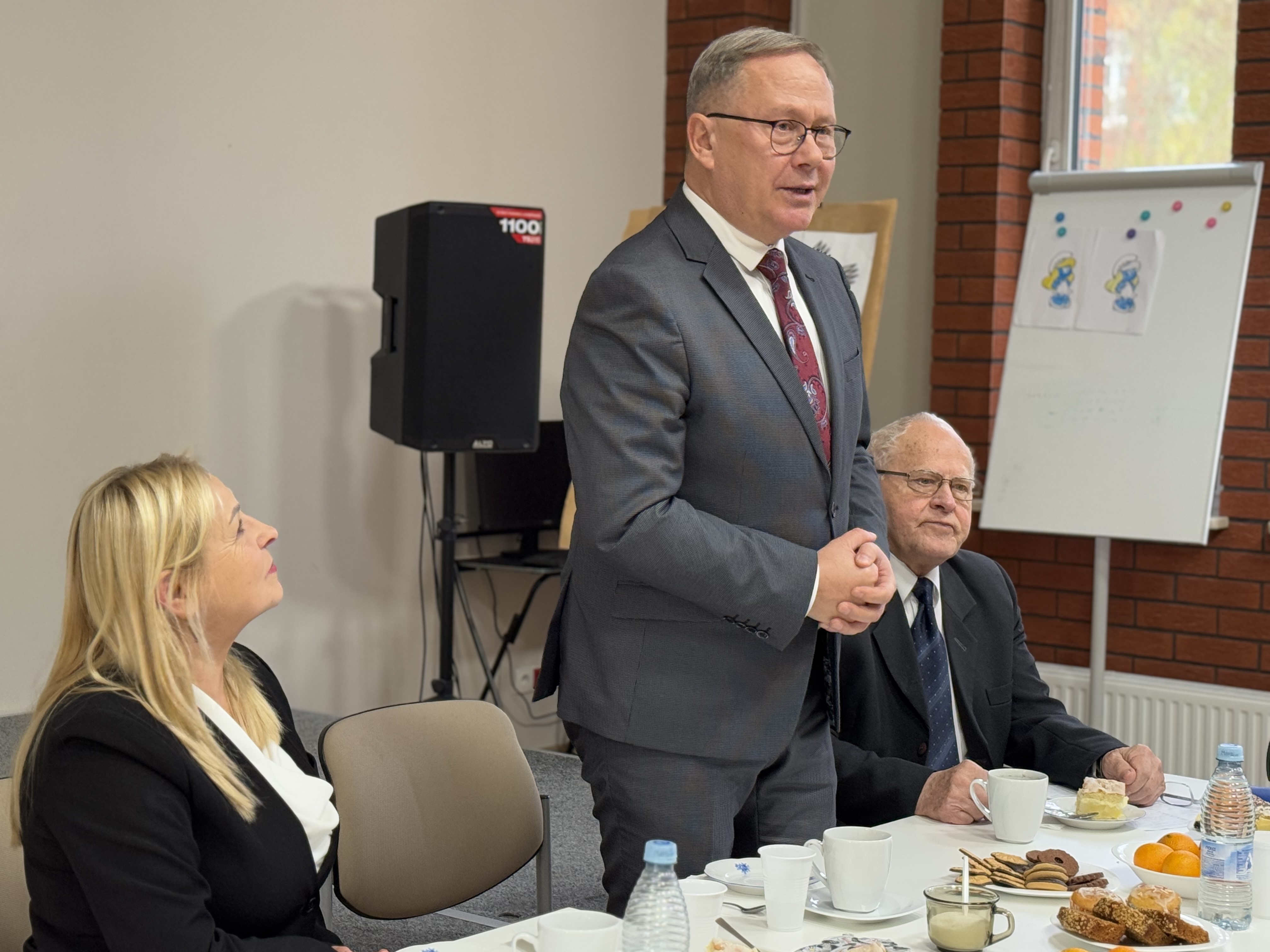 3 osoby na&nbsp;zdjęciu. 2 mężczyzn, 1 kobieta.