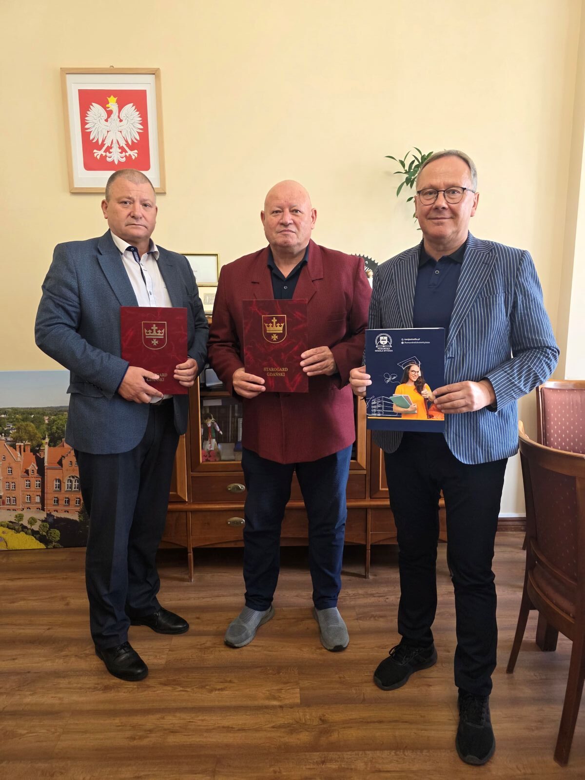 Koordynatorami w&nbsp;zakresie wsp&oacute;łpracy są nauczyciel akademicki dr hab. inż. Dariusz Skalski oraz&nbsp;Sekretarz Miasta Starogard Gdański Zbigniew Toporowski (na zdjęciu pierwszy od lewej) 