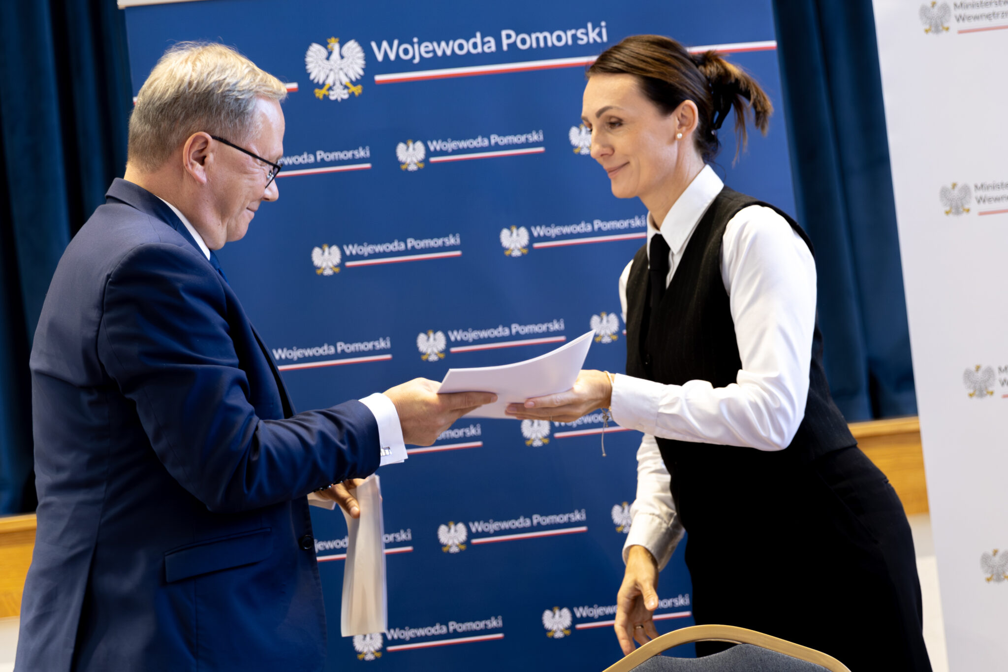 Prezydent Miasta Starogard Gdański Janusz Stankowiak odbiera podpisaną umowę z&nbsp;rąk Wojewody Pomorskiej Beaty Rutkiewicz
