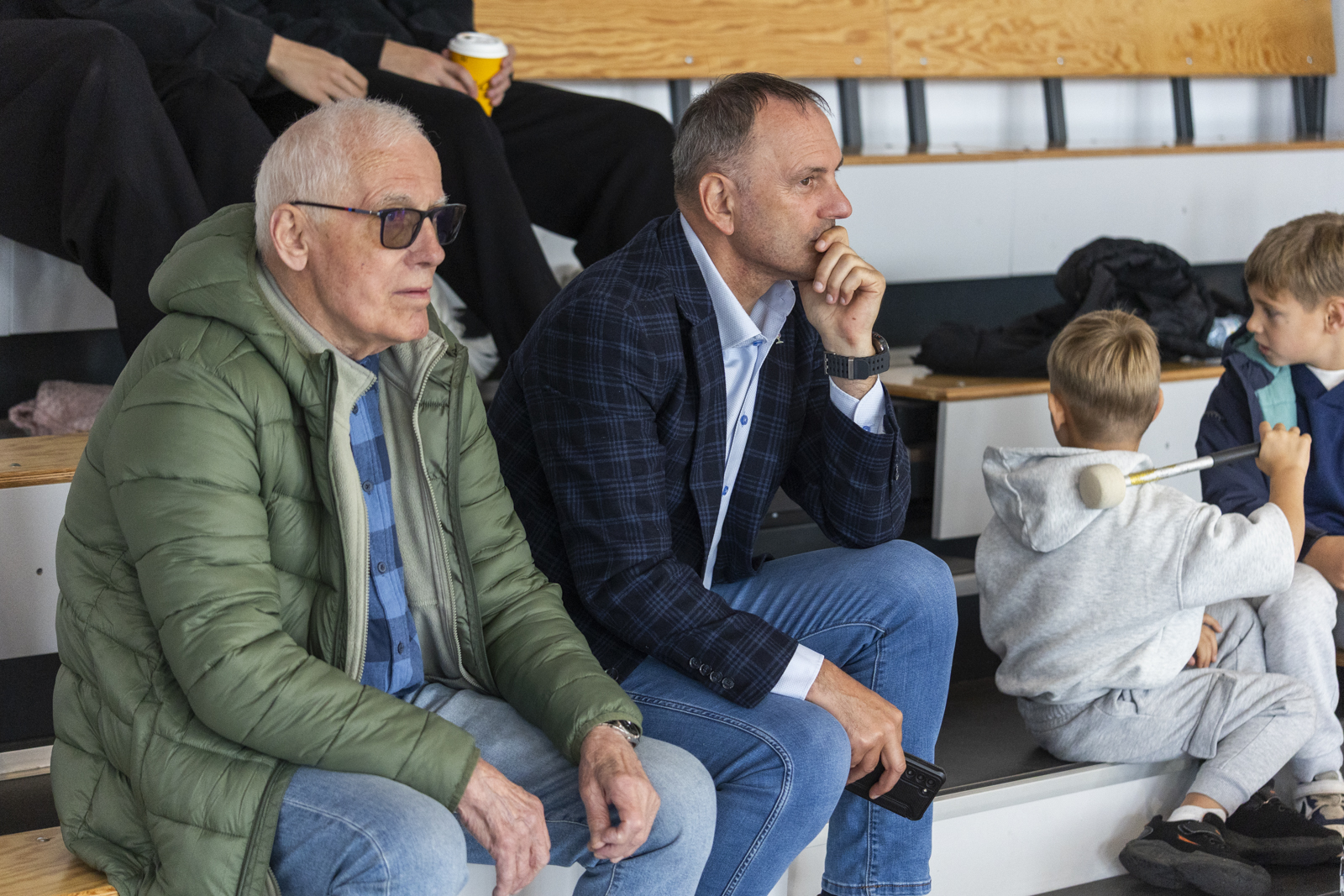 Dw&oacute;ch mężczyzn siedzi na&nbsp;trybunach.