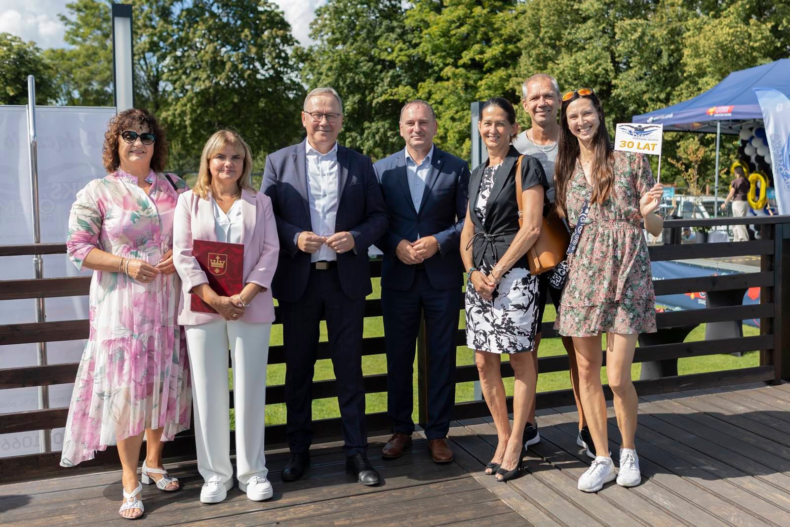 Medalistka olimpijska Oktawia Nowacka (pierwsza z&nbsp;prawej) z&nbsp;władzami miasta (prezydentem Januszem Stankowiakiem, wiceprezydentem Maciejem Kalinowskim i&nbsp;Przewodniczącą Rady Miasta Anną Benert), dyrektor OSIR Marzeną Klein oraz&nbsp;swoimi rodzicami. 