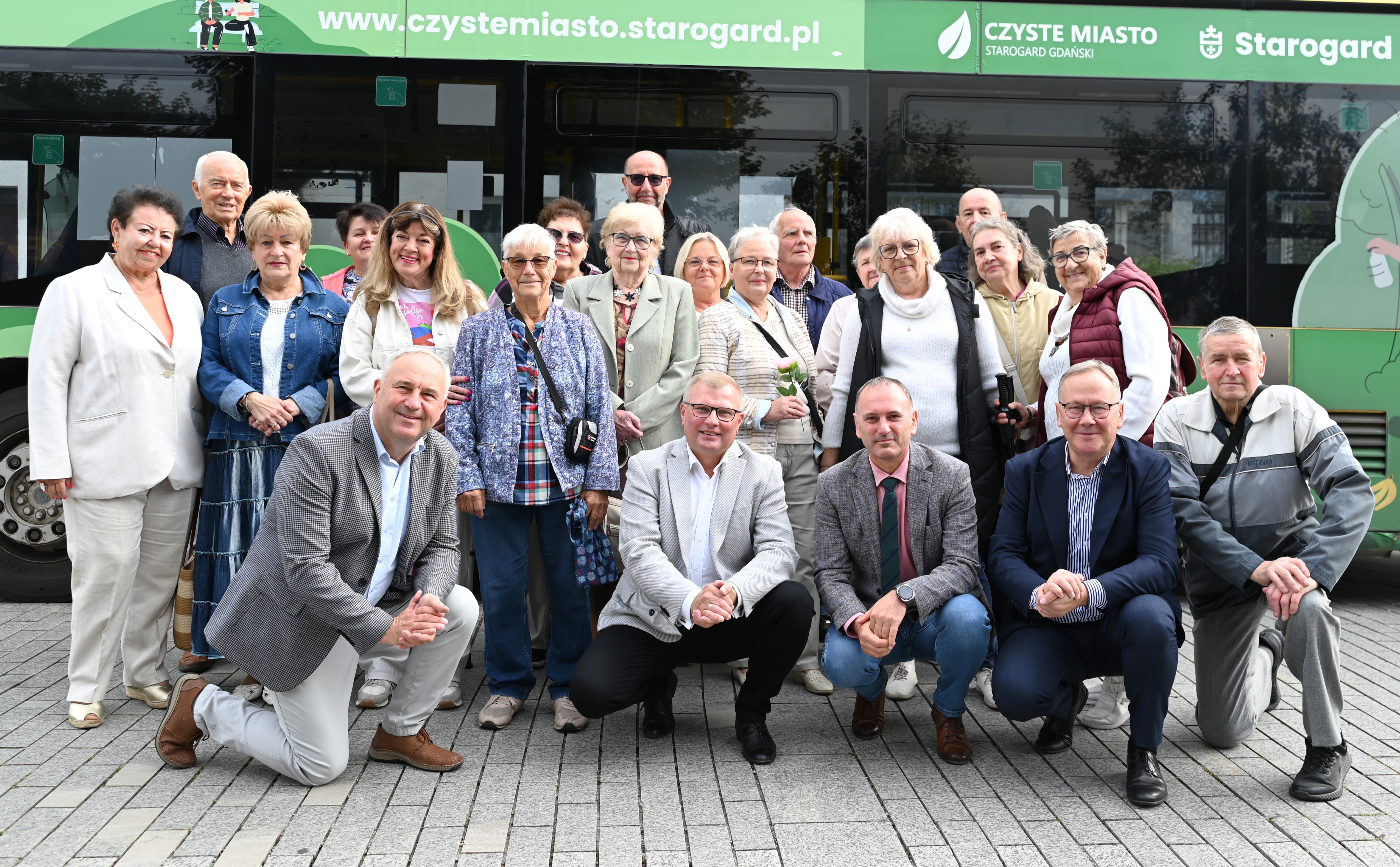 uczestnicy spotkań na&nbsp;tle autobusu miekjskiego
