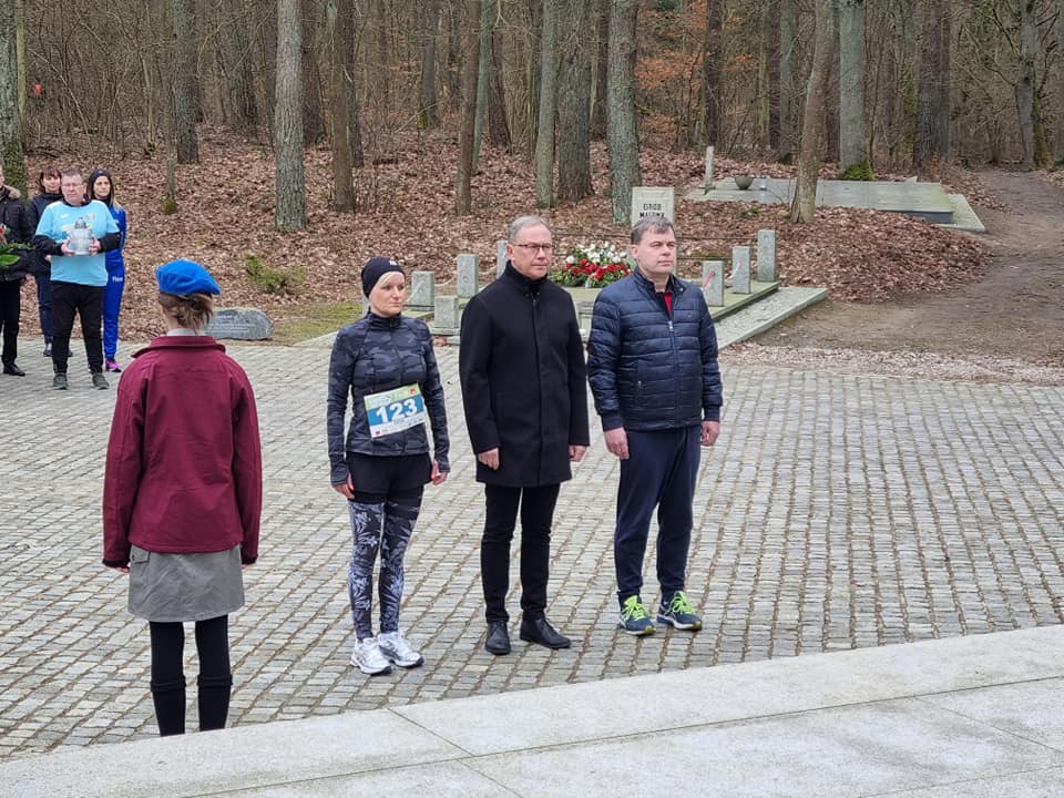 Radna Rady Miasta Anna Gdaniec, prezydent miasta Janusz Stankowiak i radny Rady Miasta Jarosław Janaszek składają wiązanki kwiatów pod pomnikiem upamiętniającym zbrodnię ofiar w Lesie Szpęgawskim.