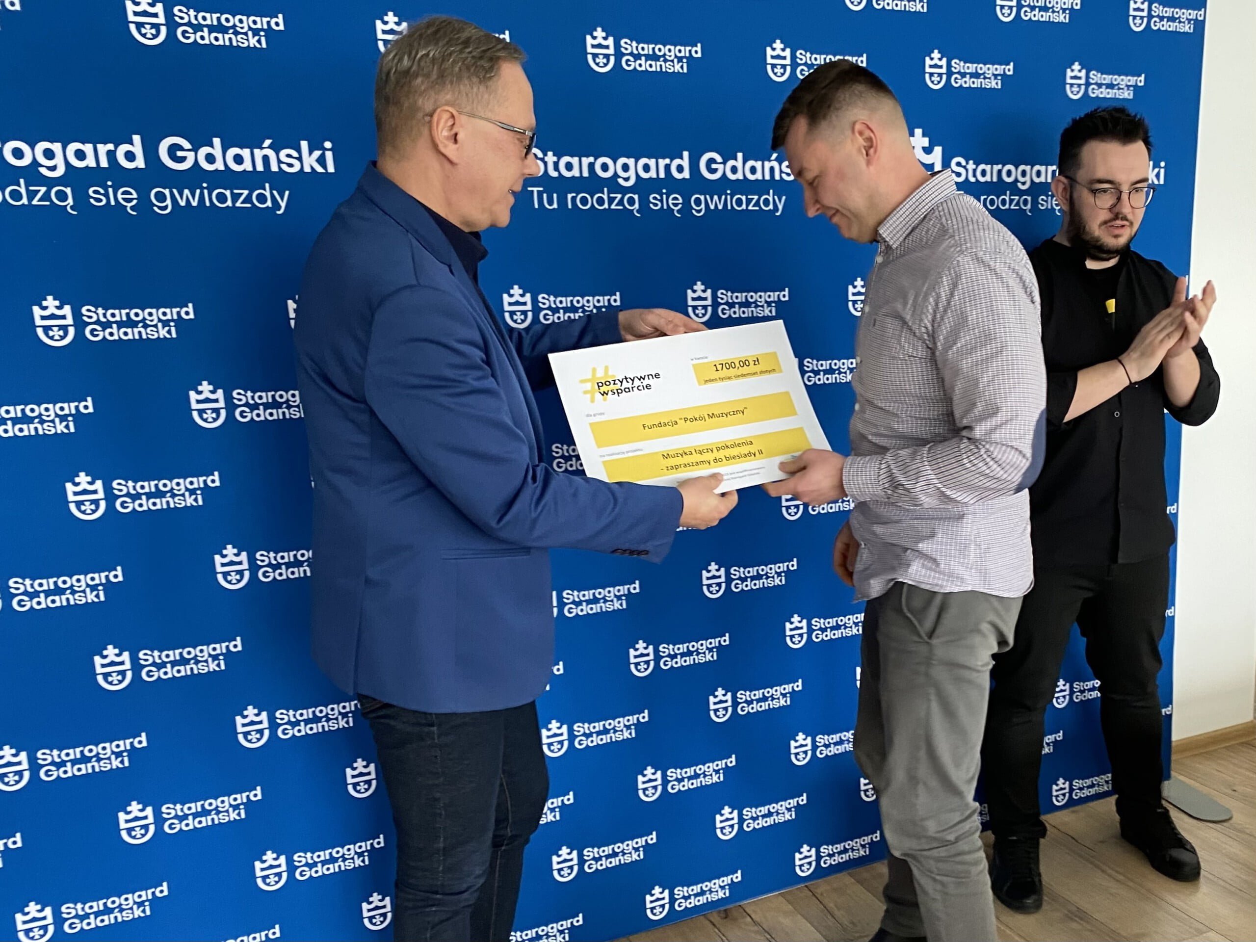 Gratulacje składa prezydent miasta Janusz Stankowiak, Michał Nagórski z fundacji "Pokój Muzyczny" i Marcin Karwowski, ze stowarzyszenia "Pozytywni"
