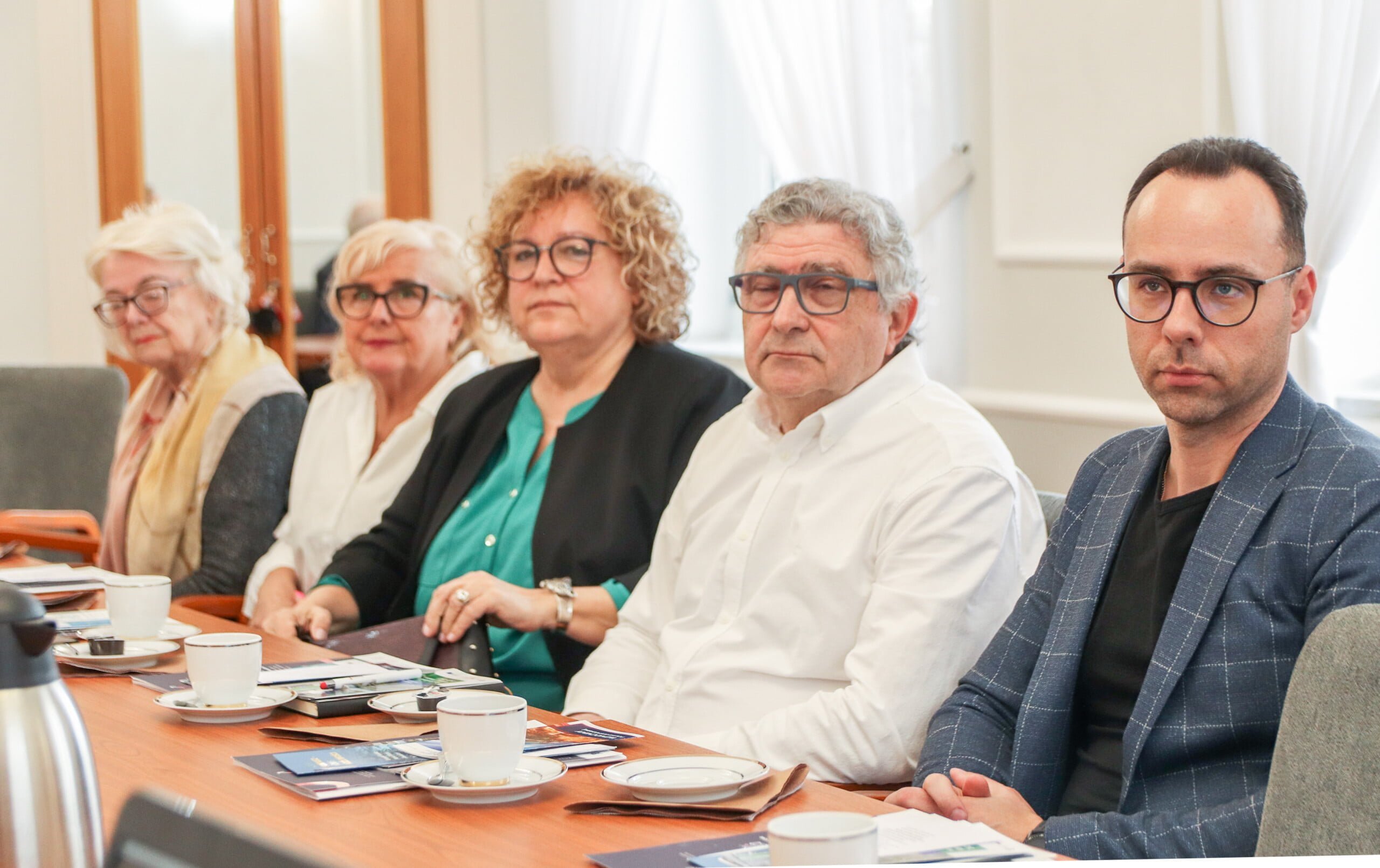 Przy stole siedzą członkowie Rady Gospodarczej, trzy kobiety i dwóch męzczyzn
