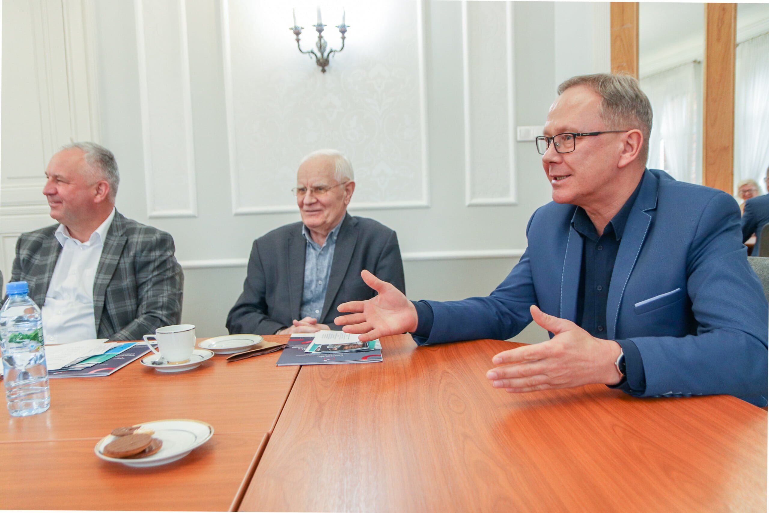 Przy stole siedzą prezydent miasta Janusz Stankowiak , przewodniczacy Rady Gospodarczej Stefan Lubawski oraz wiceprezydnet Tadeusz Błedzki . Prezyenent jets w trakcie przemowy.