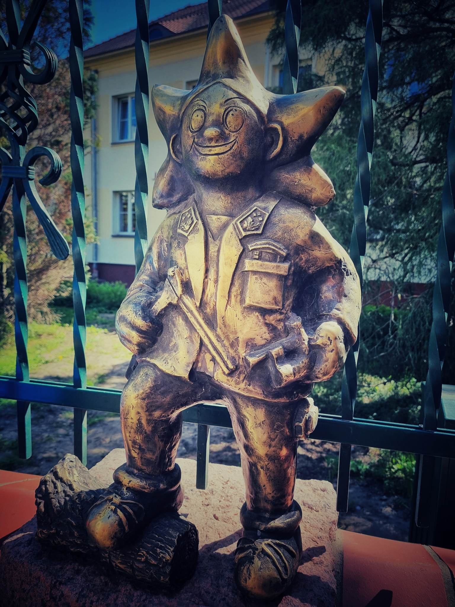 Figurka Gwiazdka Leśnika przy ogrodzeniu Nadleśnictwa Starogard