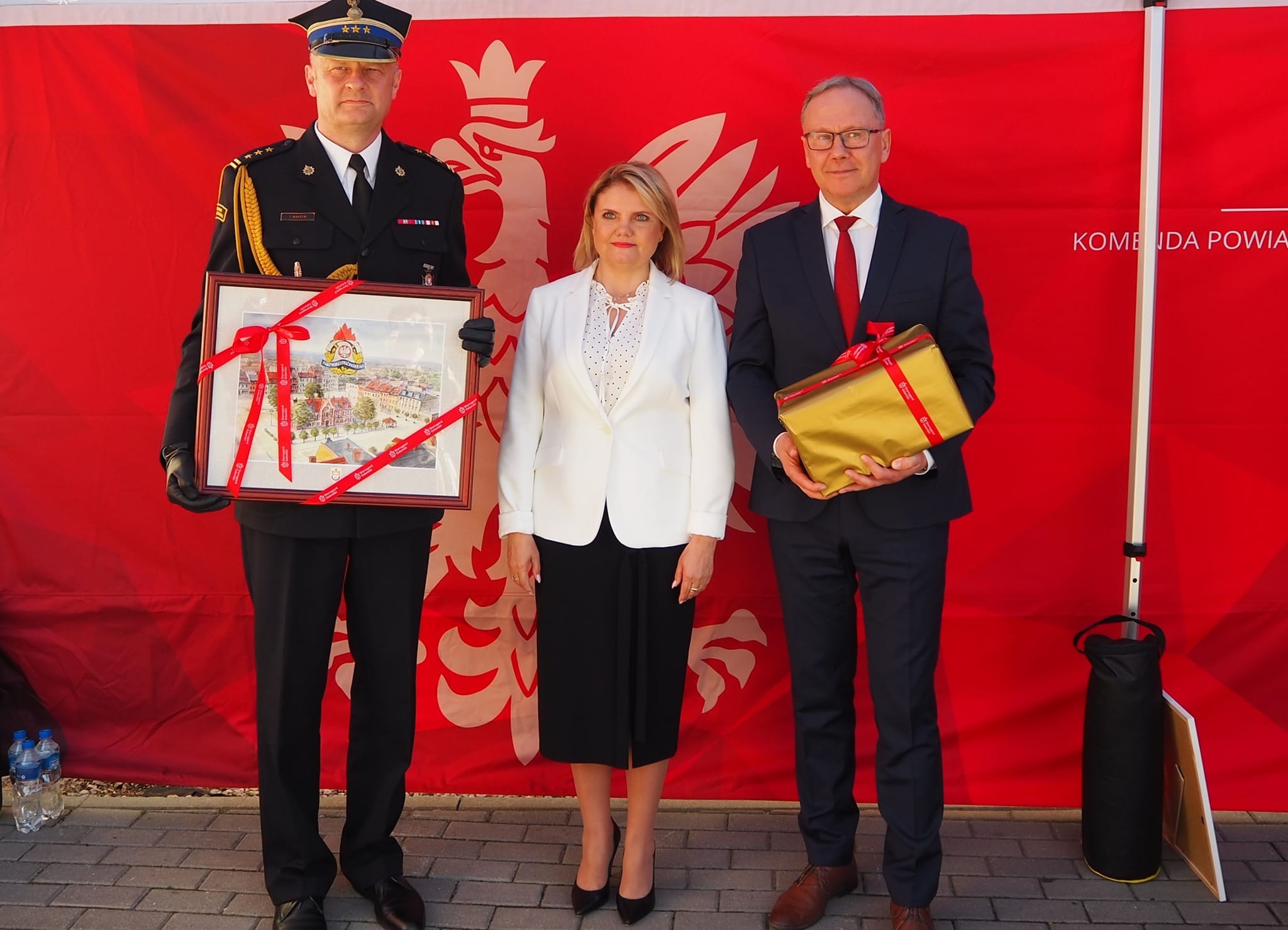 Od lewej: Komendant Powiatowy Państwowej Straży Pożarnej w Starogardzie Gdańskim st. bryg. Tomasz Wardyn, Przewodnicząca Rady Miasta Starogard Gdański Anna Benert, Prezydent Miasta Starogard Gdański Janusz Stankowiak