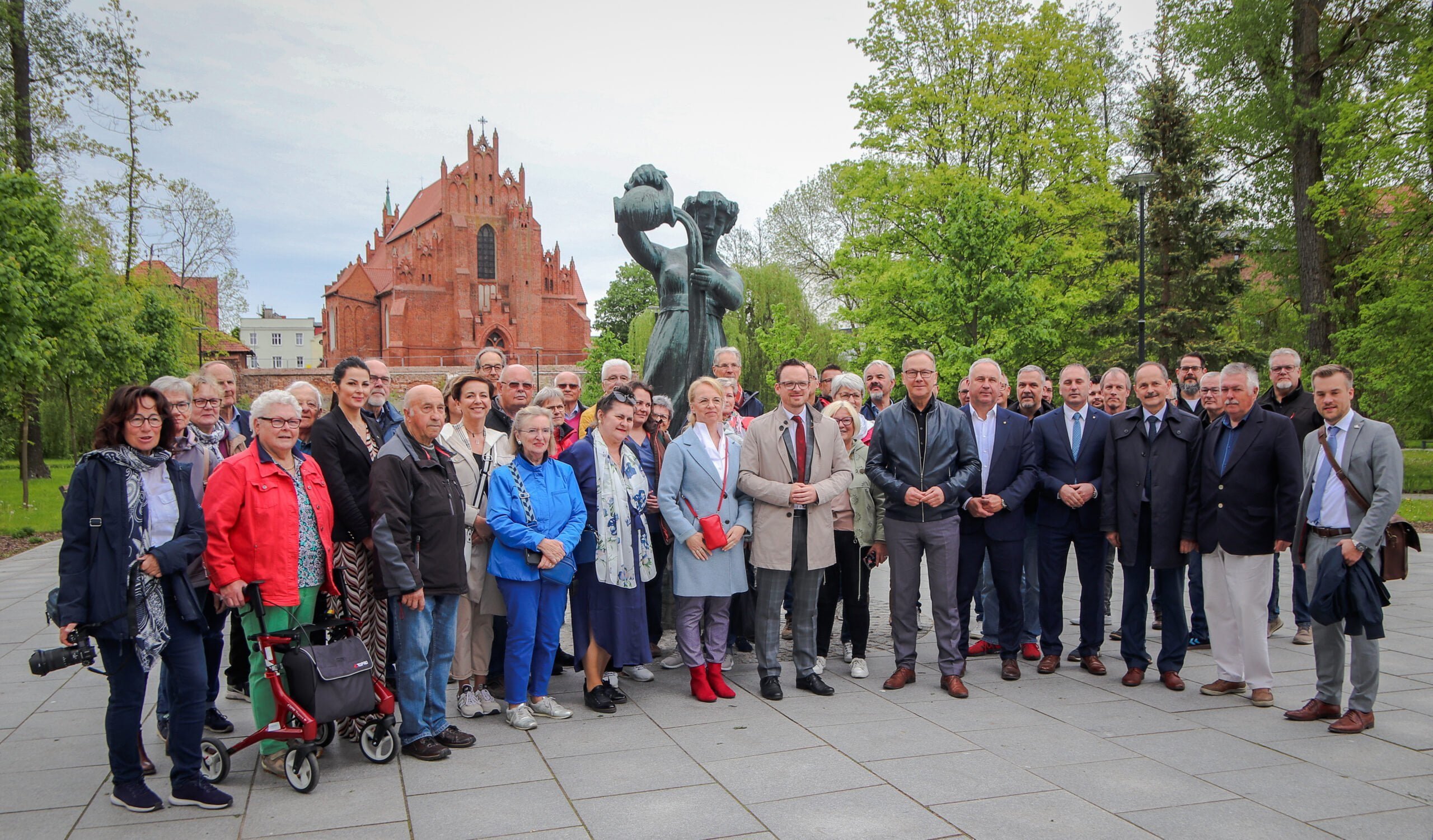 Grupa ludzi przy Wierzycance w parku 
