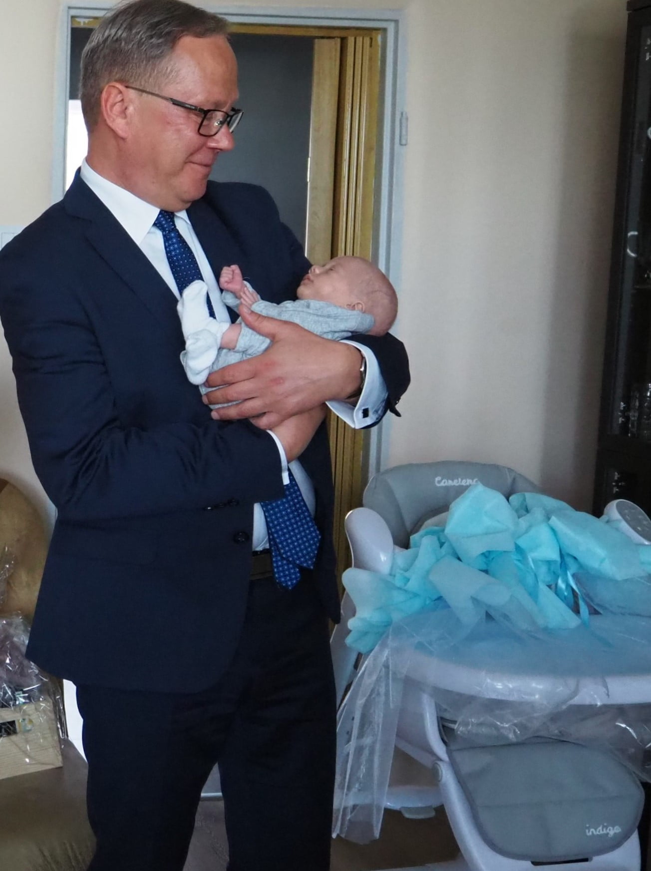 Prezydent Miasta Janusz Stankowiak na rękach z najmłodszym z braci - Nikodemem, nazywanym przez rodzinę "Małym Wojownikiem"