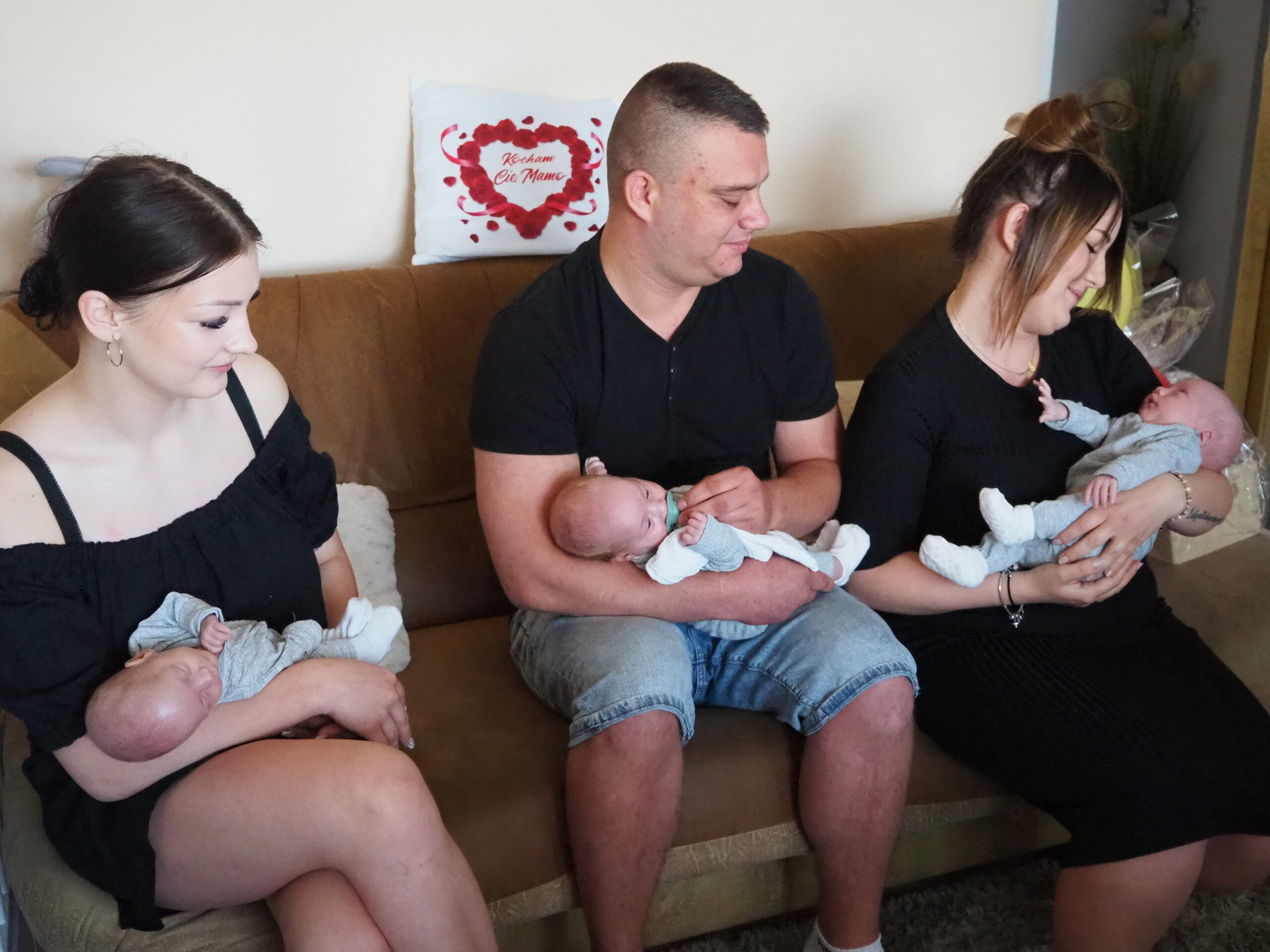 Na zdjęciu od prawej na kanapie: najstarszy Kacper na rękach u mamy, urodzony jako drugi, najspokojniejszy Szymon z tatą i najmłodszy Nikodem, którego trzyma ciocia. 