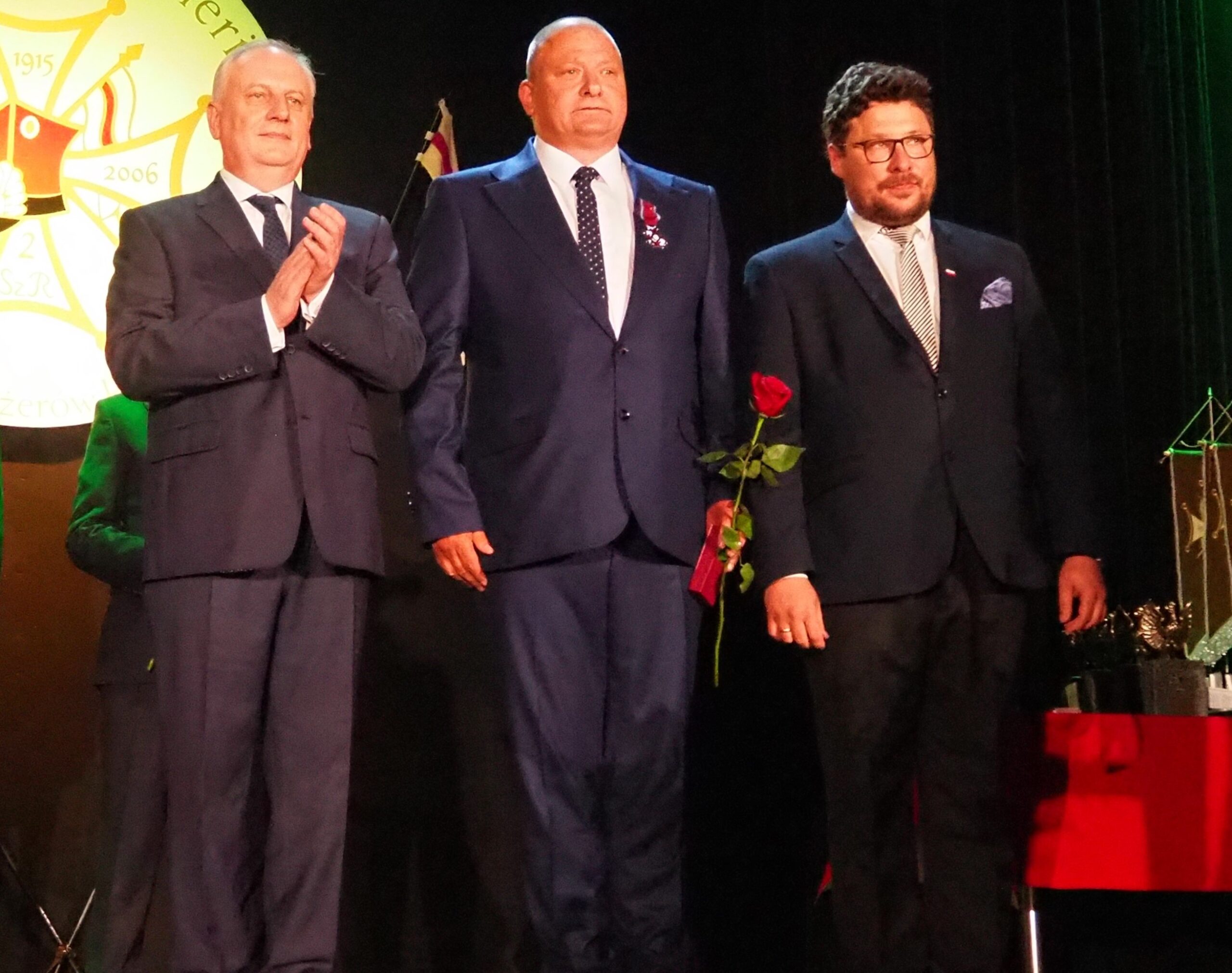 Sekretarz Miasta Starogard Gdański ppłk Zbigniew Toporowski (w środku) otrzymał Srebrny Krzyż Zasługi, który wręczyli mu Wojewoda Pomorski Dariusz Drelich (z lewej) oraz doradca społeczny Prezydenta RP Andrzeja Dudy Marcin Drewa. 
