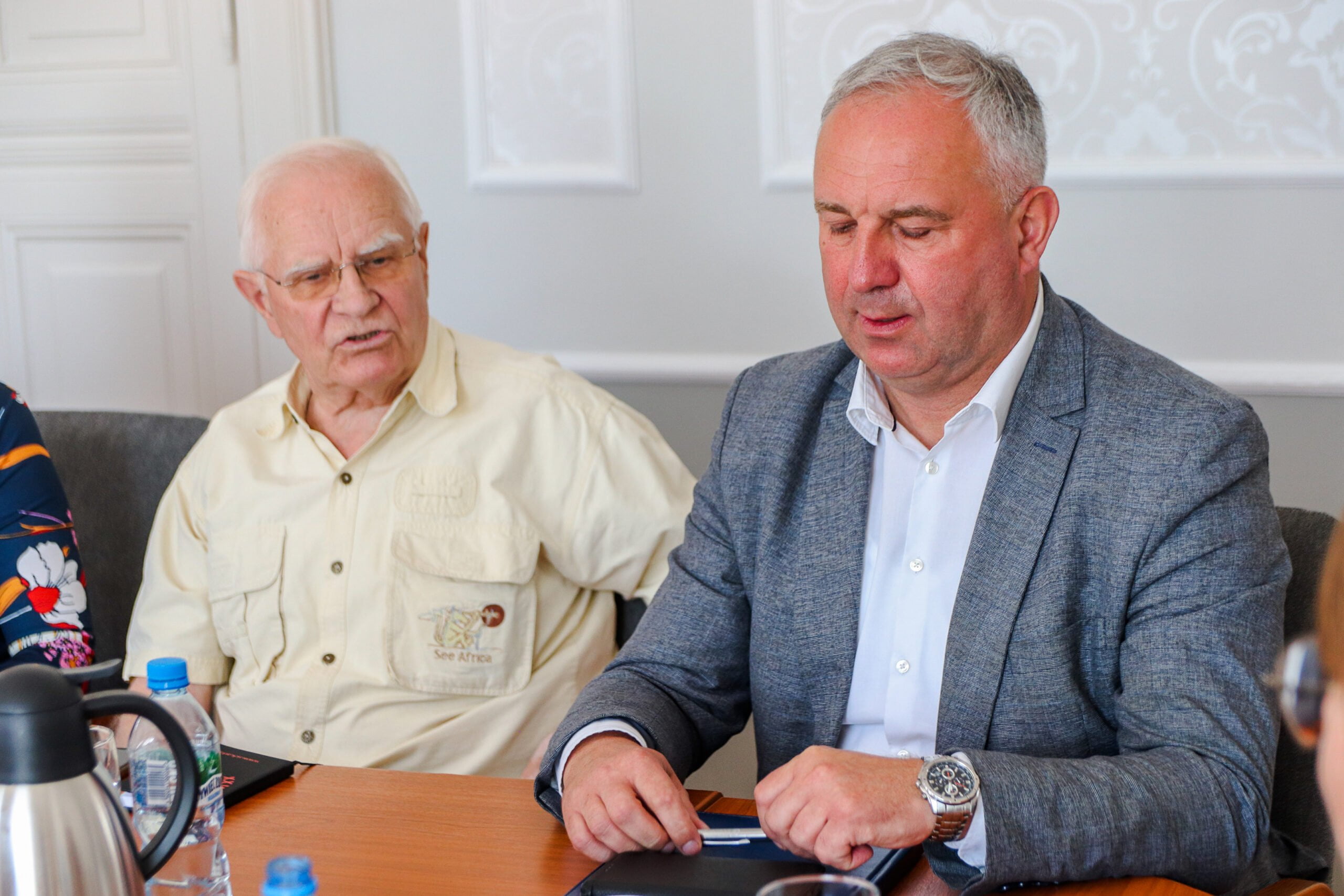 Dwóch mężczyzn siedzi przy stole
