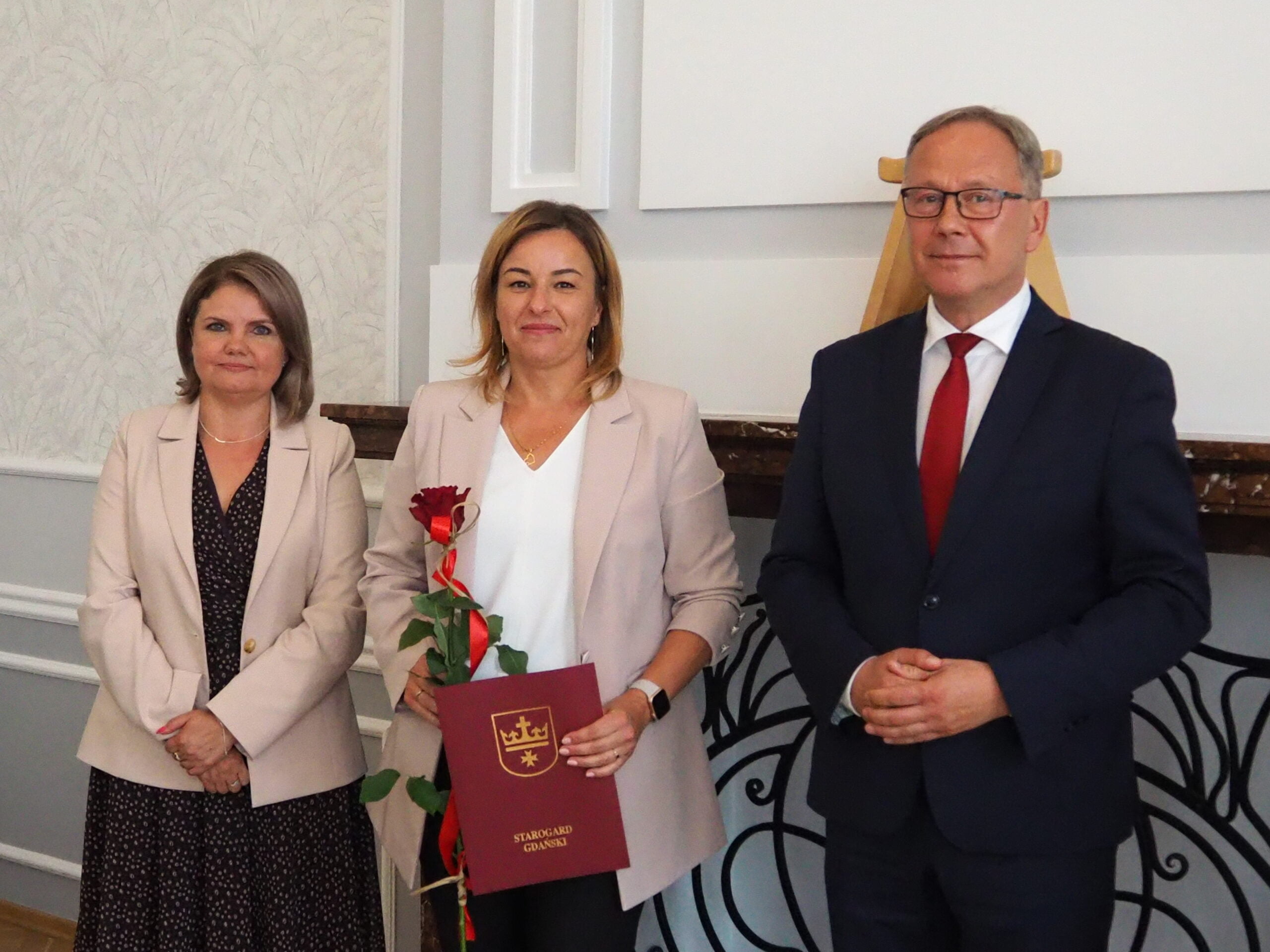 Na zdjęciu od lewej: Przewodnicząca Rady Miasta Starogard Gdański Anna Benert, dyrektor Miejskiego Przedszkola Publicznego Nr 10 Emilia Poziemska i Prezydent Miasta Starogard Gdański Janusz Stankowiak