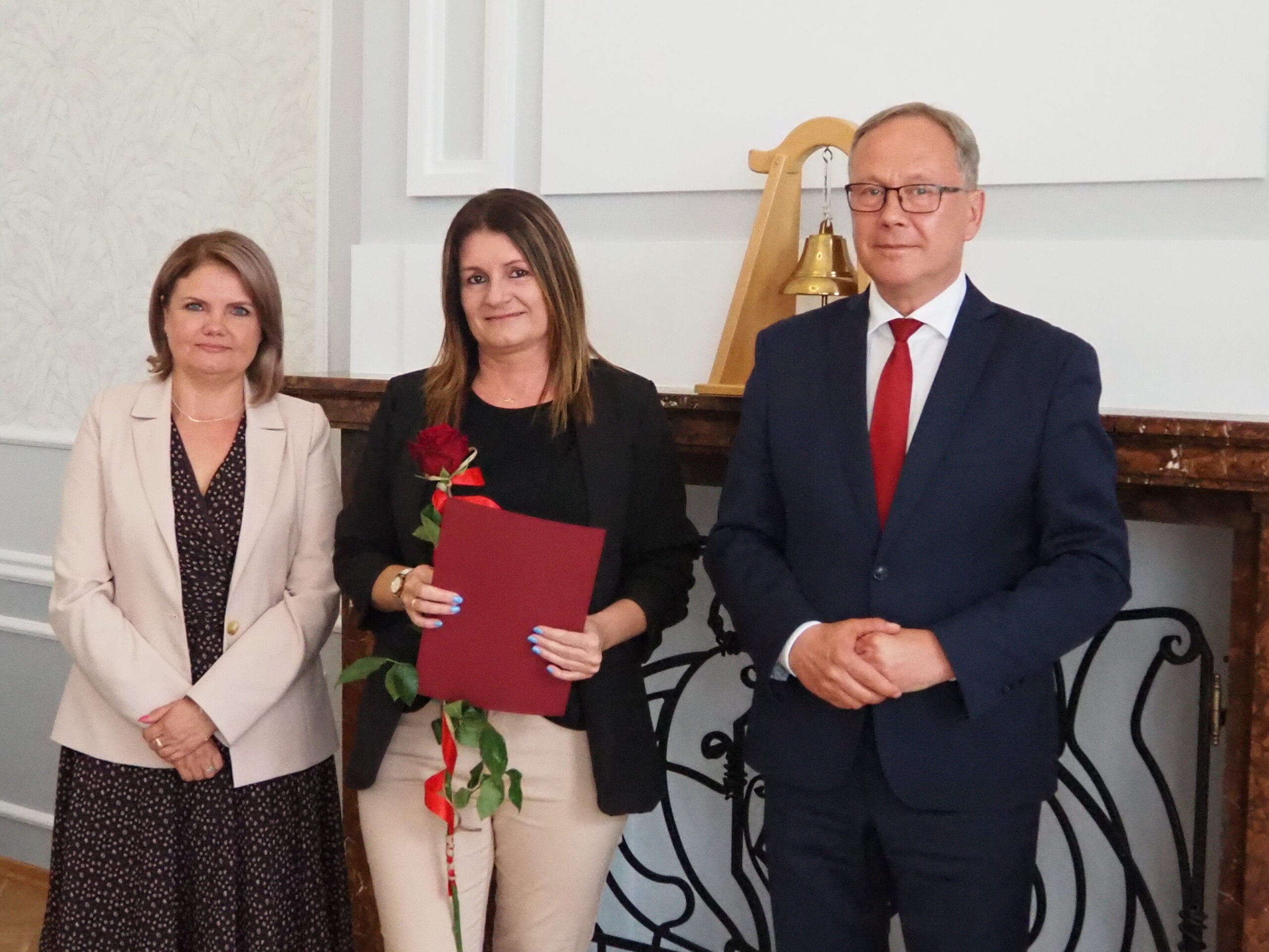 Na zdjęciu od lewej: Przewodnicząca Rady Miasta Starogard Gdański Anna Benert, dyrektor Publicznej Szkoły Podstawowej Nr 2 Sławomira Głodek i Prezydent Miasta Starogard Gdański Janusz Stankowiak