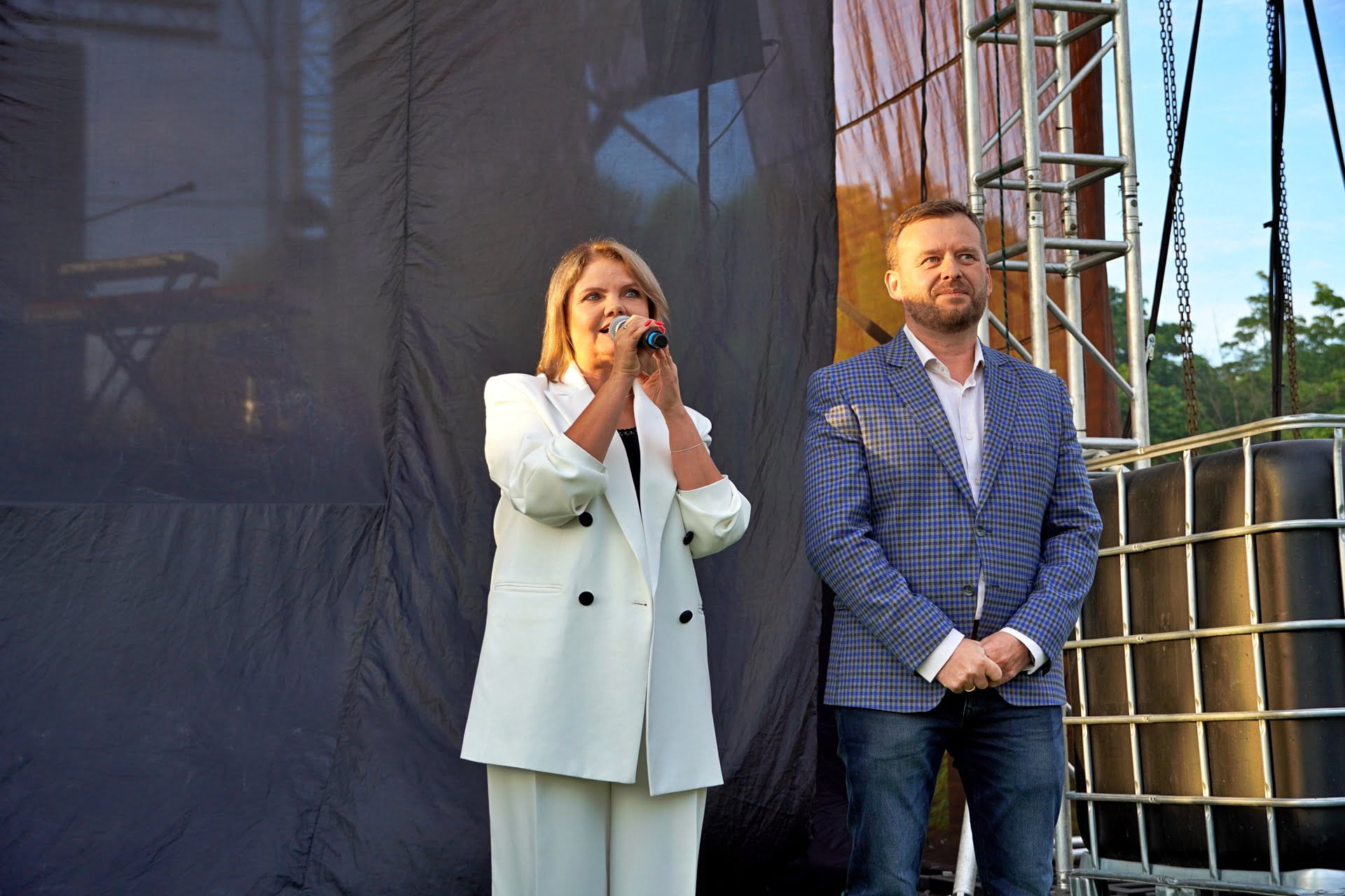 Przewodnicząca Rady Miasta Starogard Gdański Anna Benert oraz Członek Zarządu Zakładów Farmaceutycznych Polpharma S.A. Andrzej Dziuban stoją na scenie. Przewodnicząca Rady Miasta Anna Benert mówi do mikrofonu. 