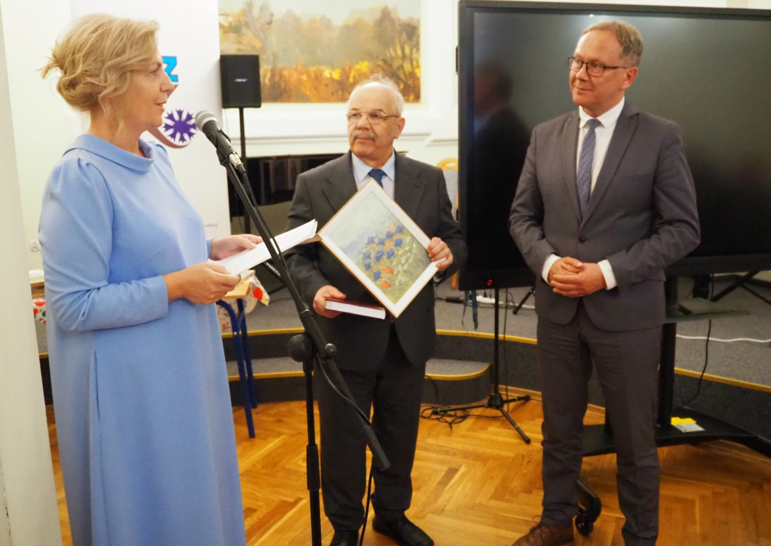 Urszula Ossowska i prezes Towarzystwa Miłośników Ziemi Kociewskiej Mirosław Kalkowski dziękują Prezydentowi Miasta Starogard Gdański Januszowi Stankowiakowi. 