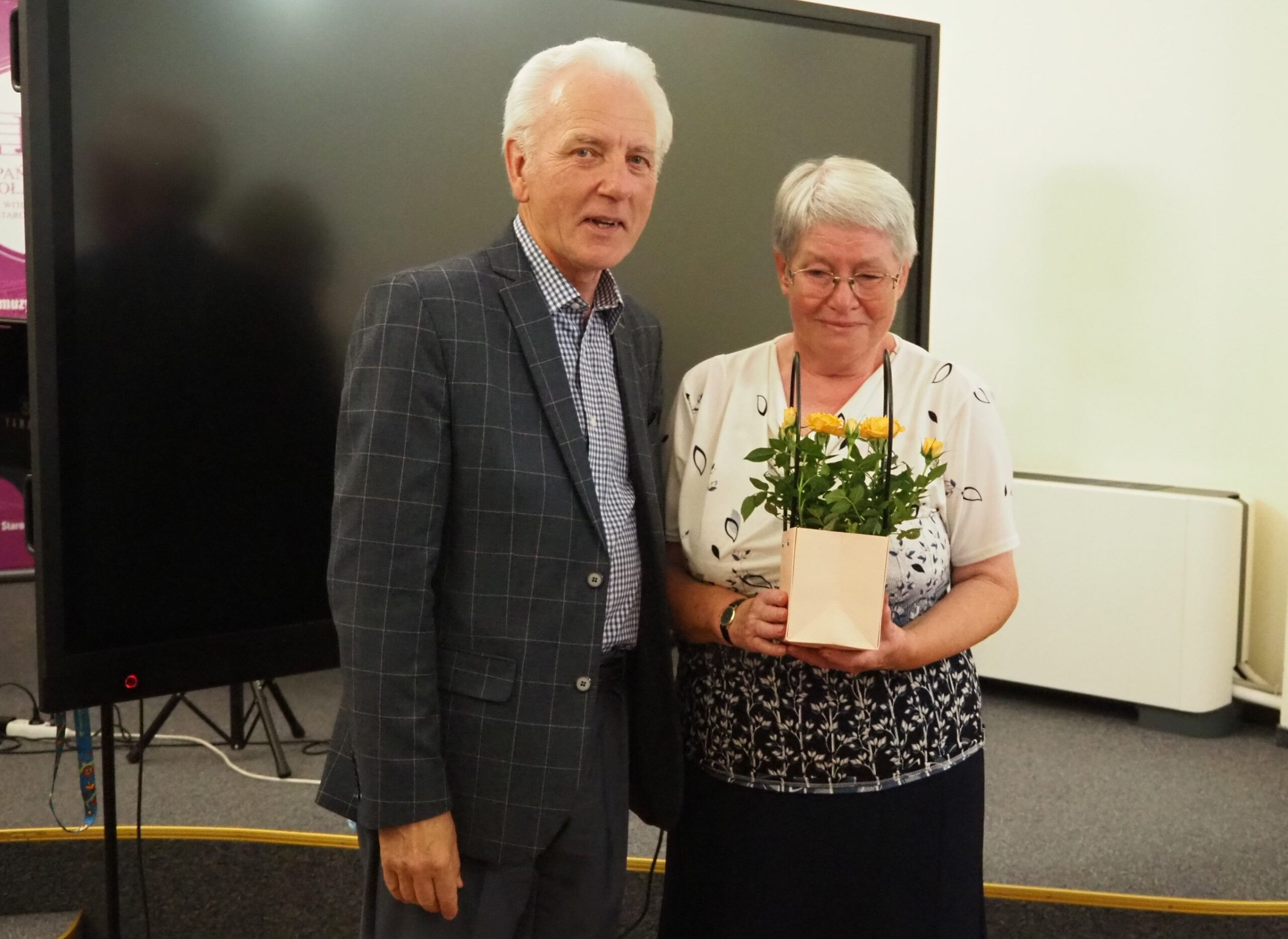 Sekretarz Ryszard Szwoch specjalne podziękowania w imieniu Towarzystwa skierował do żony prezesa Mirosława Kalkowskiego, Anny. Na zdjęciu: Ryszard Szwoch i Anna Kalkowska