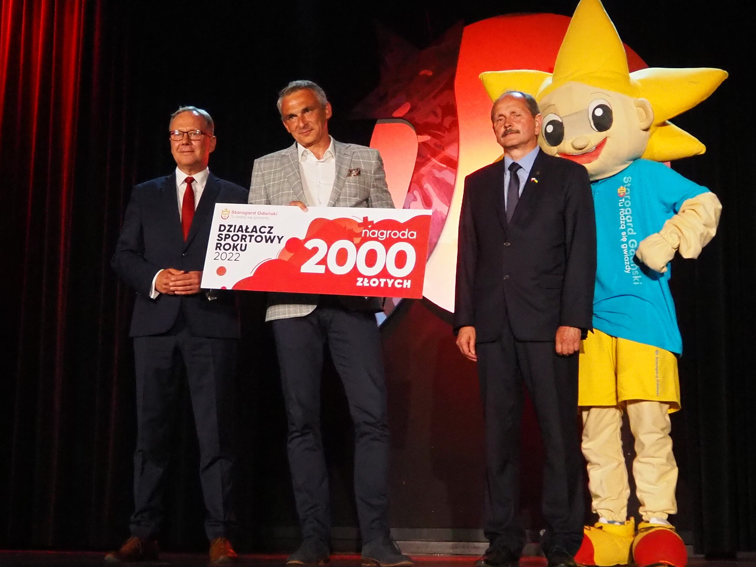 Na scenie z Prezydentem Miasta Januszem Stankowiakiem, Przewodniczącą Rady Miasta Anną Benert oraz starogardzką maskotką Gwiazdkiem Sportowy Działacz Roku 2022 Rafał Prus. 