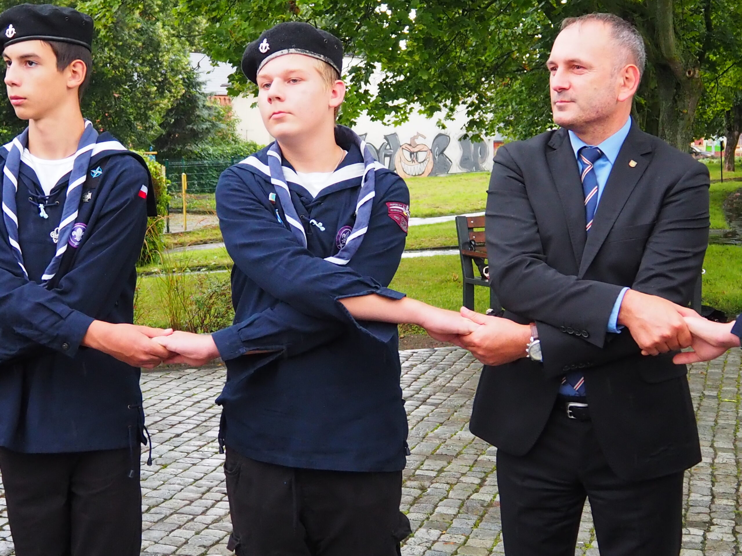 Na zdjęciu wraz z harcerzami wiceprezydent Starogardu Gdańskiego Maciej Kalinowski. 