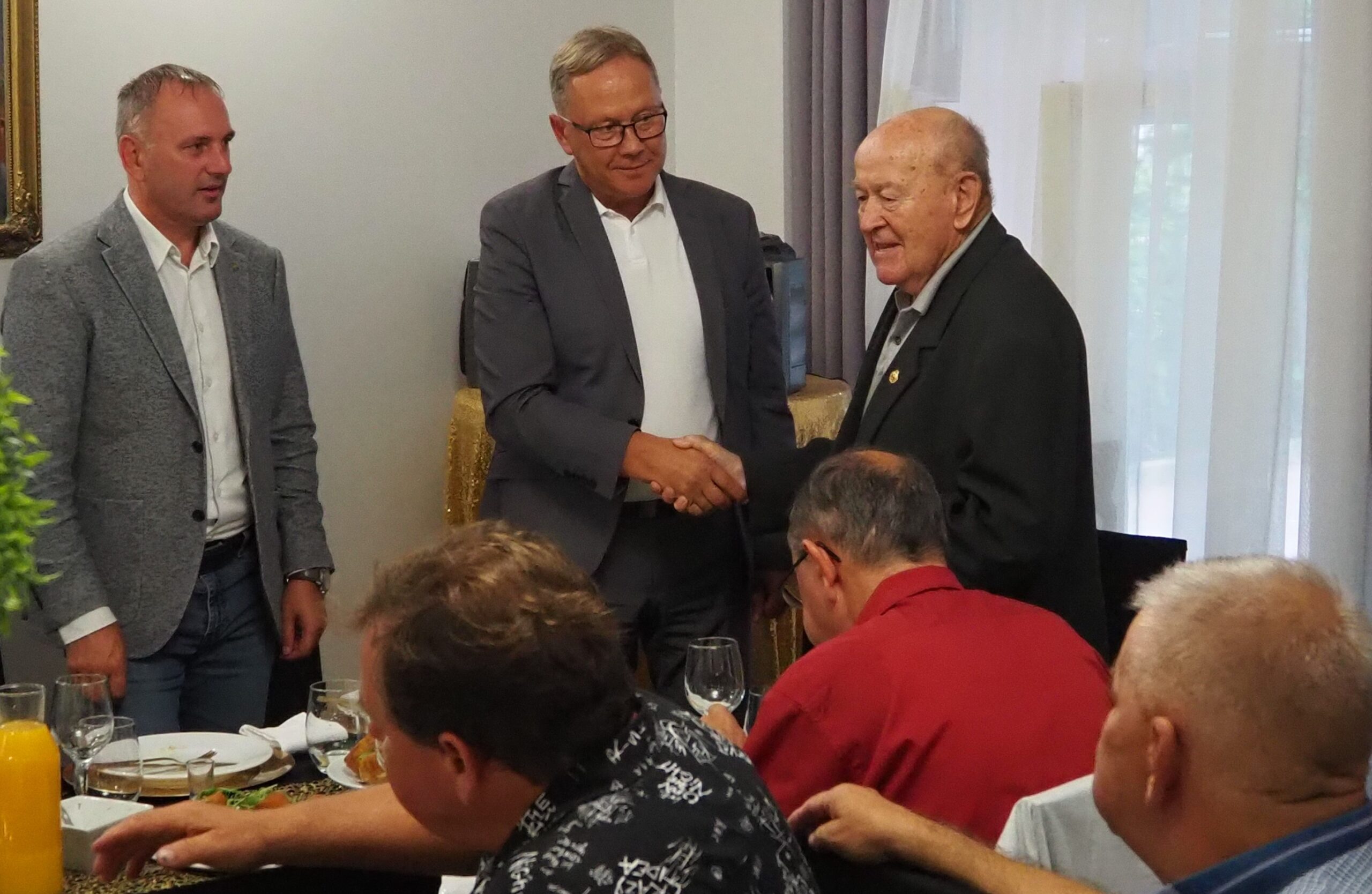 Słowa uznania od prezydenta Starogardu Janusza Stankowiaka i wiceprezydenta Macieja Kalinowskiego dla trenera Kazimierza Jankowskiego. Wszyscy panowie na zdjęciu. 