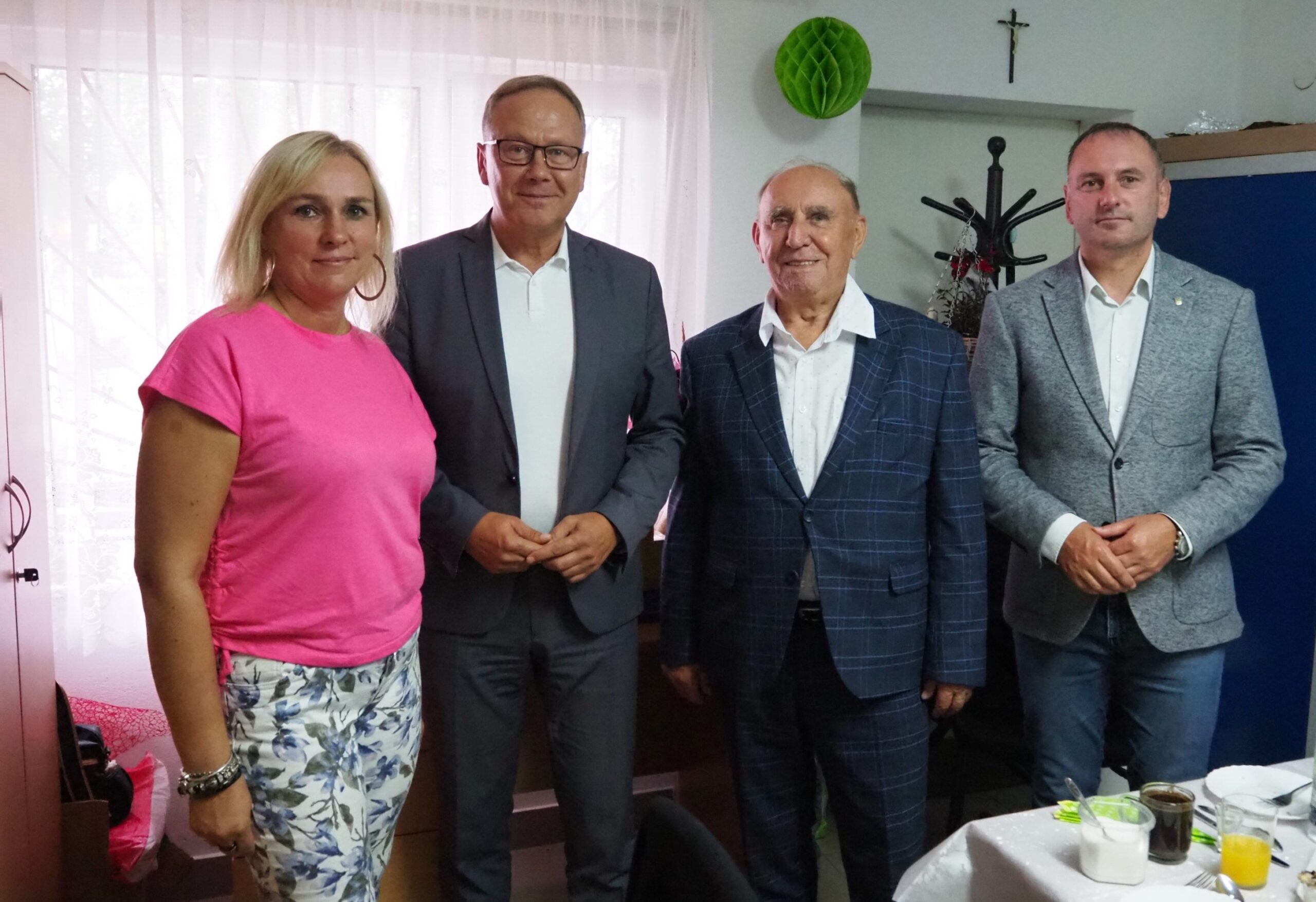 Dzień Działkowca w ROD „Polpharma”. Na zdjęciu członkowie zarządu Rodzinnych Ogrodów Działkowych z prezydentem Starogardu Januszem Stankowiakiem (drugi z lewej) oraz wiceprezydentem Maciejem Kalinowskim (czwarty z lewej).