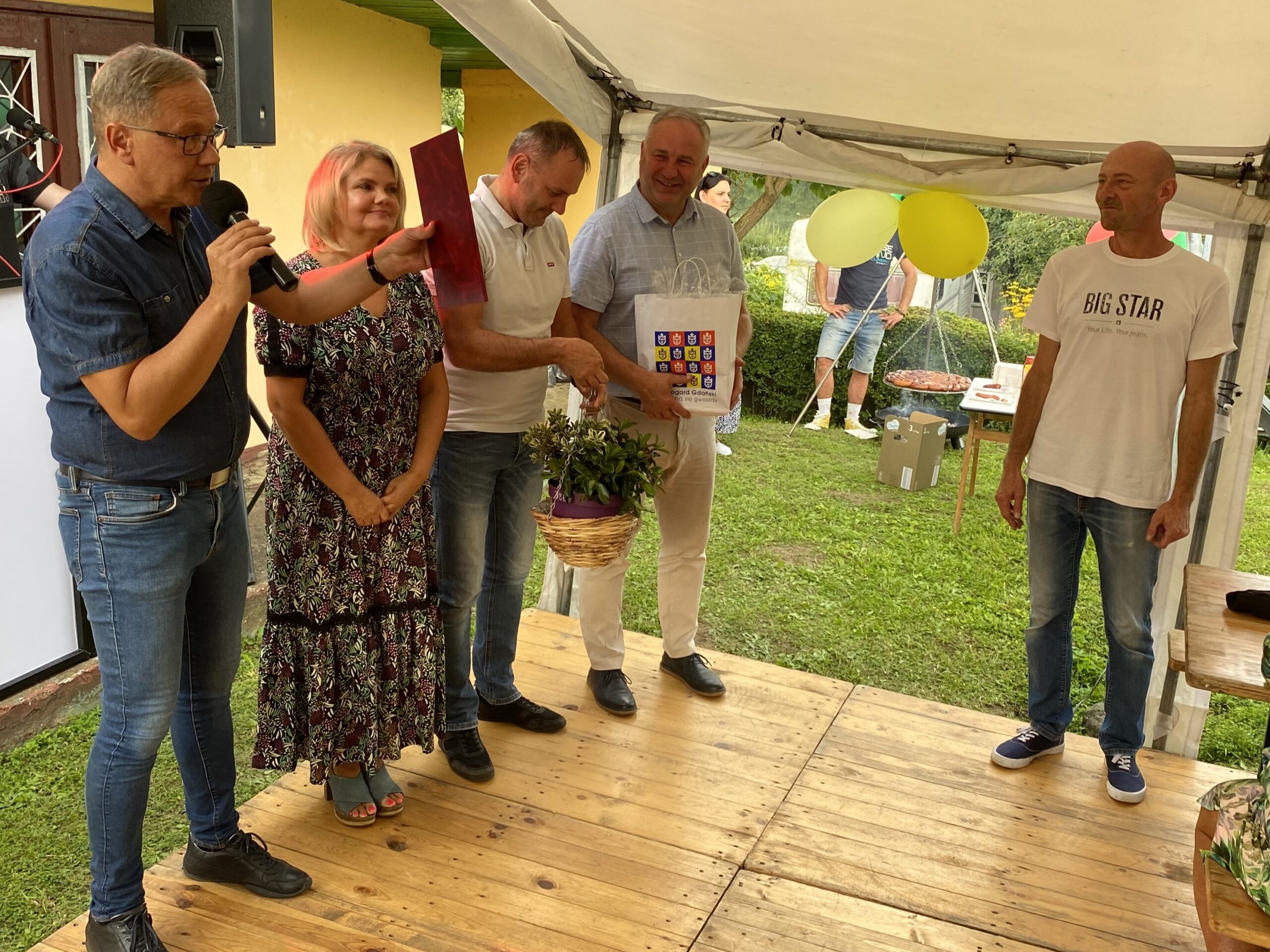 Prezydent miasta Janusz Stankowiak, przewodnicząca Rady Miasta Anna Benert, zastępcy prezydenta miasta Maciej Kalinowski i Tadeusz Błędzki oraz Artur Cybula, prezes ROD Skarpa witają działkowców.