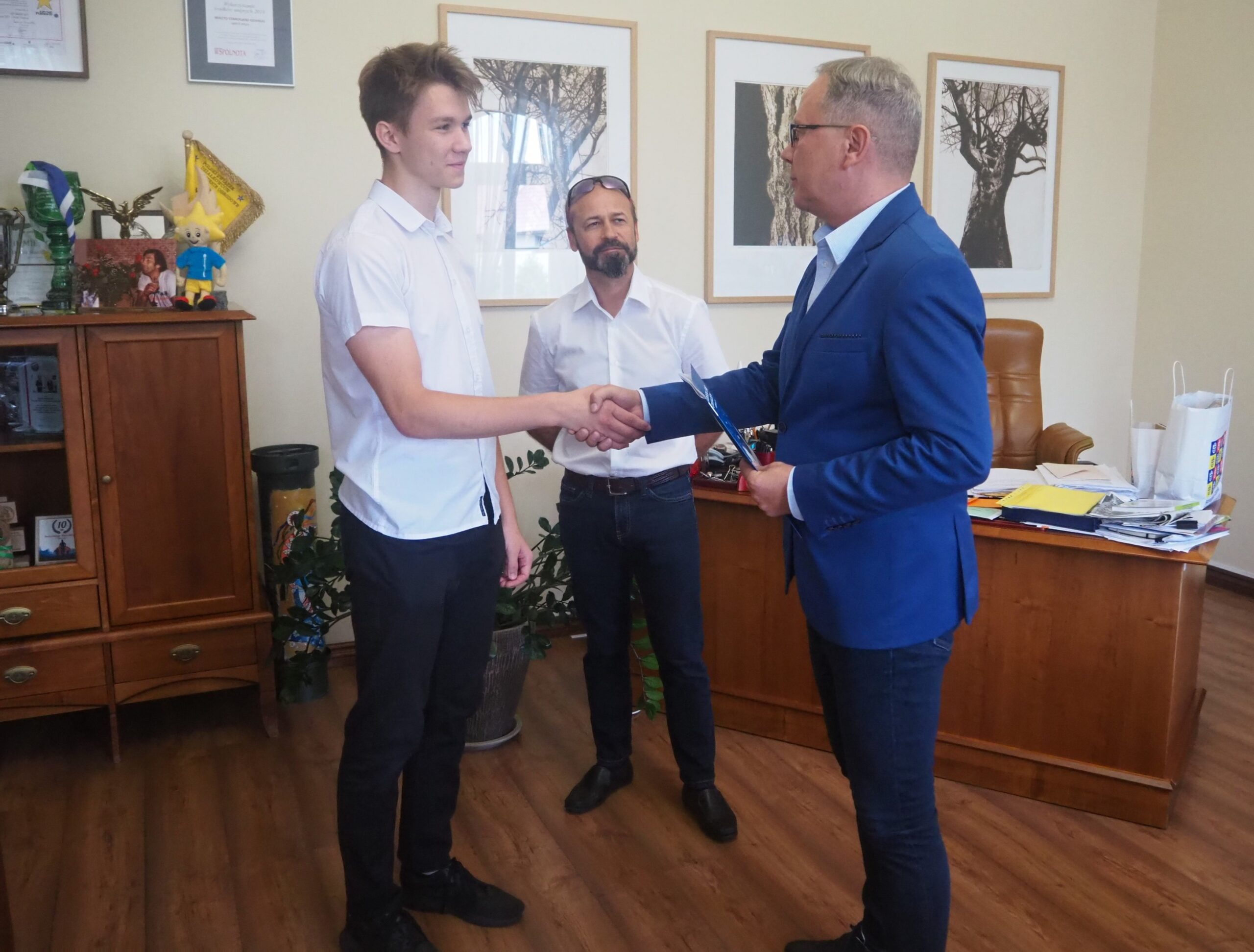 Prezydent Miasta Starogard Gdański Janusz Stankowiak gratuluje Krystianowi Krajnikowi oraz jego trenerowi Tadeuszowi Kuziole sukcesów. 