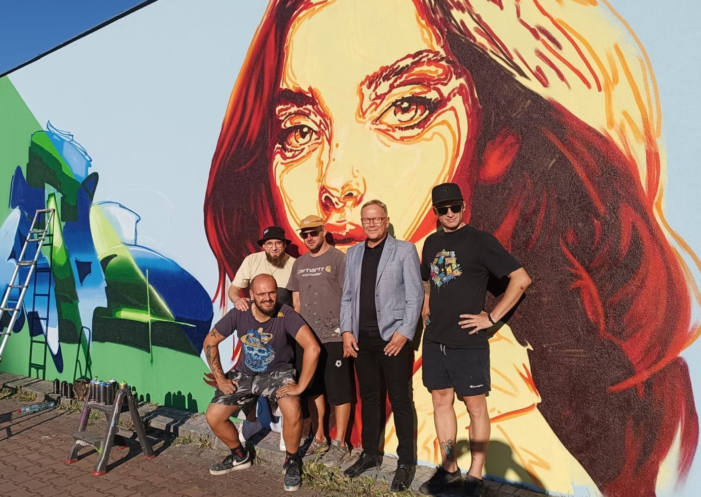 Prezydent Miasta Starogard Gdański Janusz Stankowiak z artystami tworzącymi graffiti w Parku Nowe Oblicze
