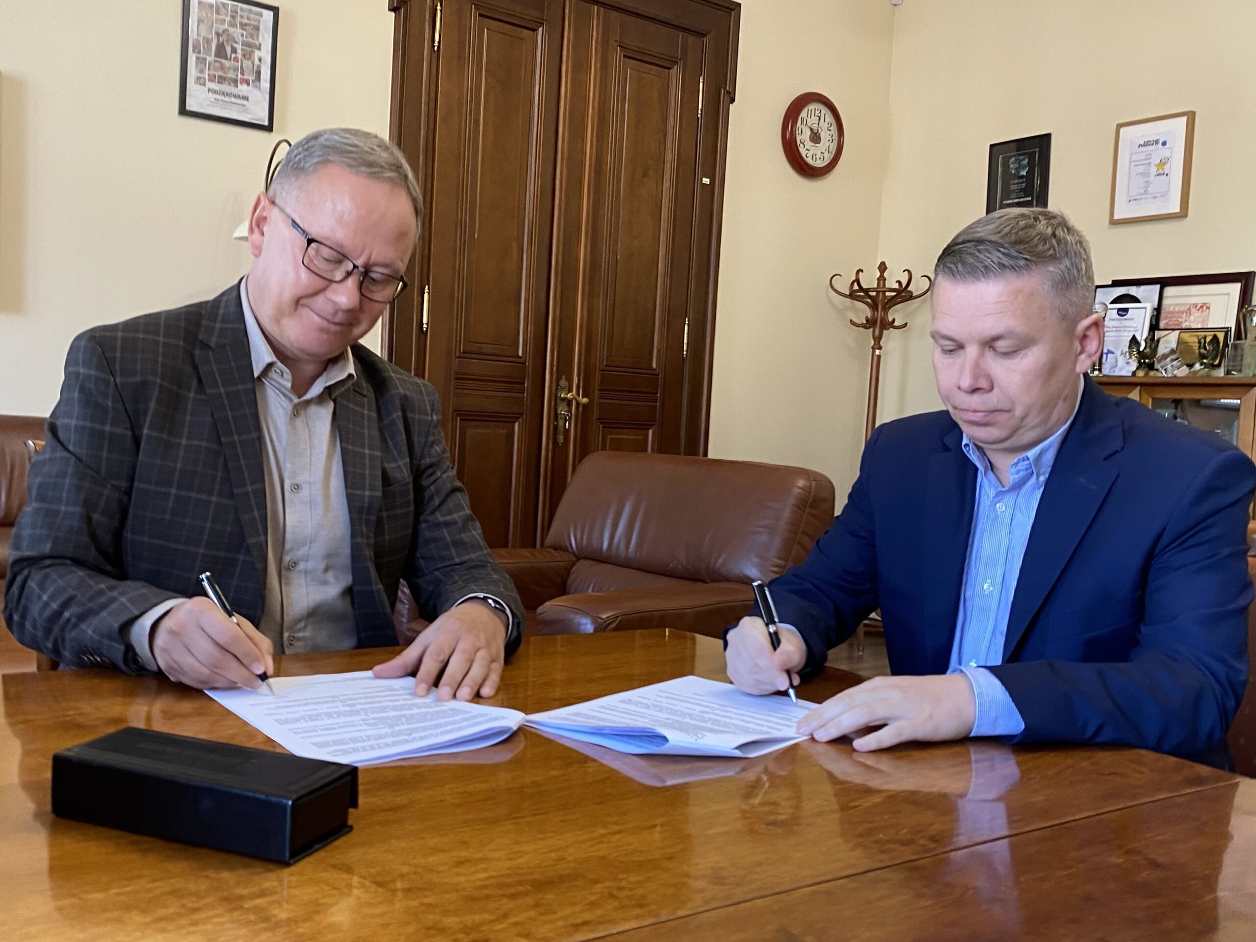 Podpisanie umowy z prezydentem miasta w gabinecie.