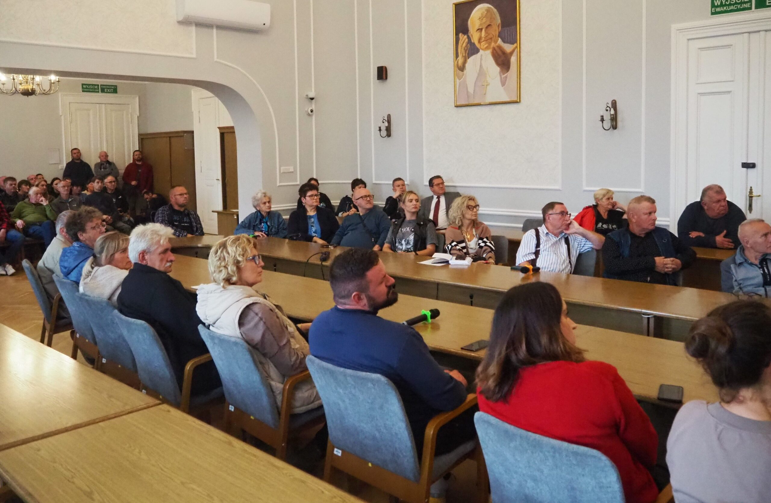4 października Zastępca prezydenta Miasta ds. Techniczno-Inwestycyjnych i Naczelnik Wydziału Techniczno-Inwestycyjnego Janusz Karczyński spotkali się z osobami, które handlują na targowisku miejskim. Zdjęcie ze spotkania. 