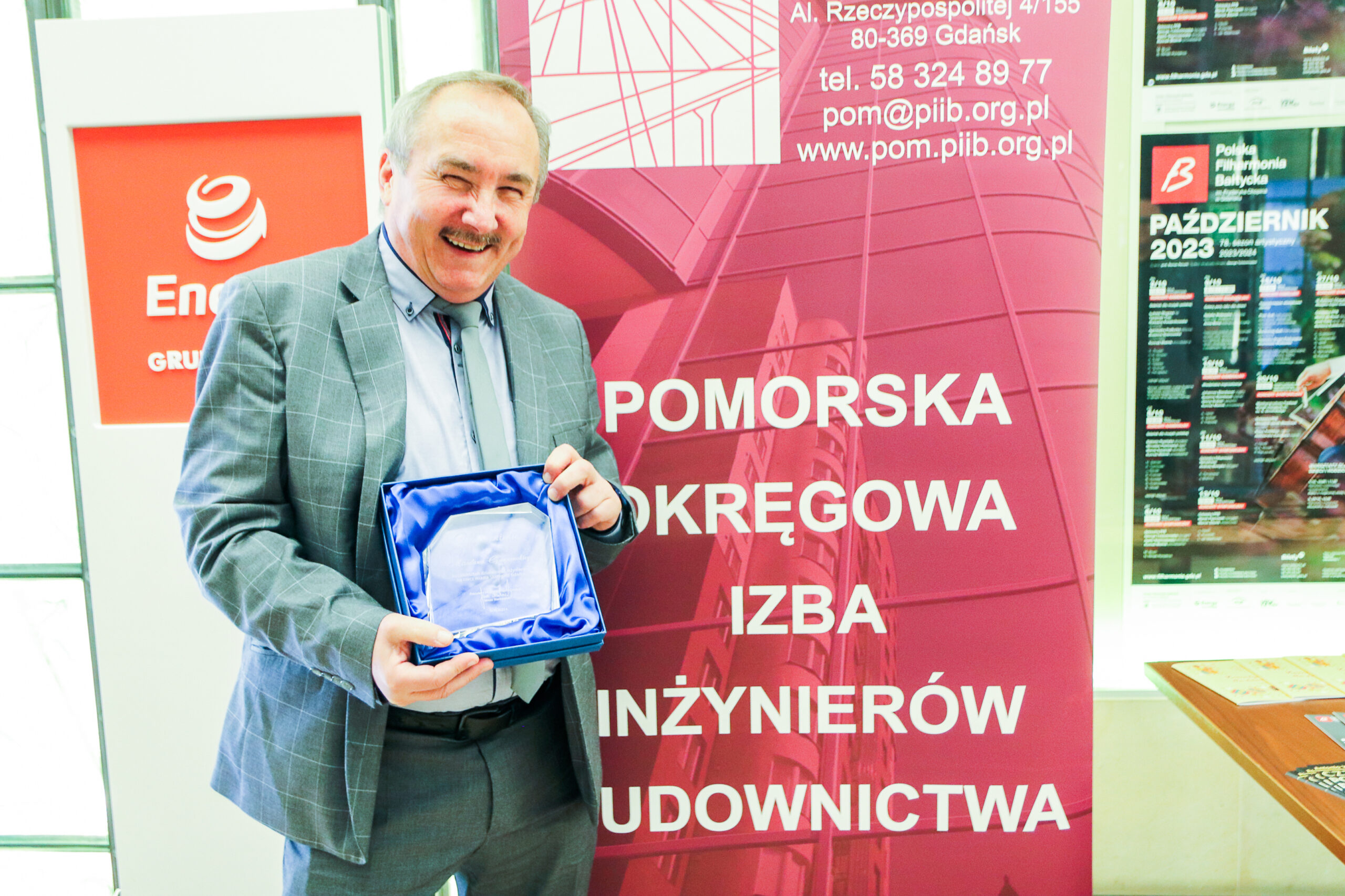 Mężczyzna trzyma w rekach statuetkę 