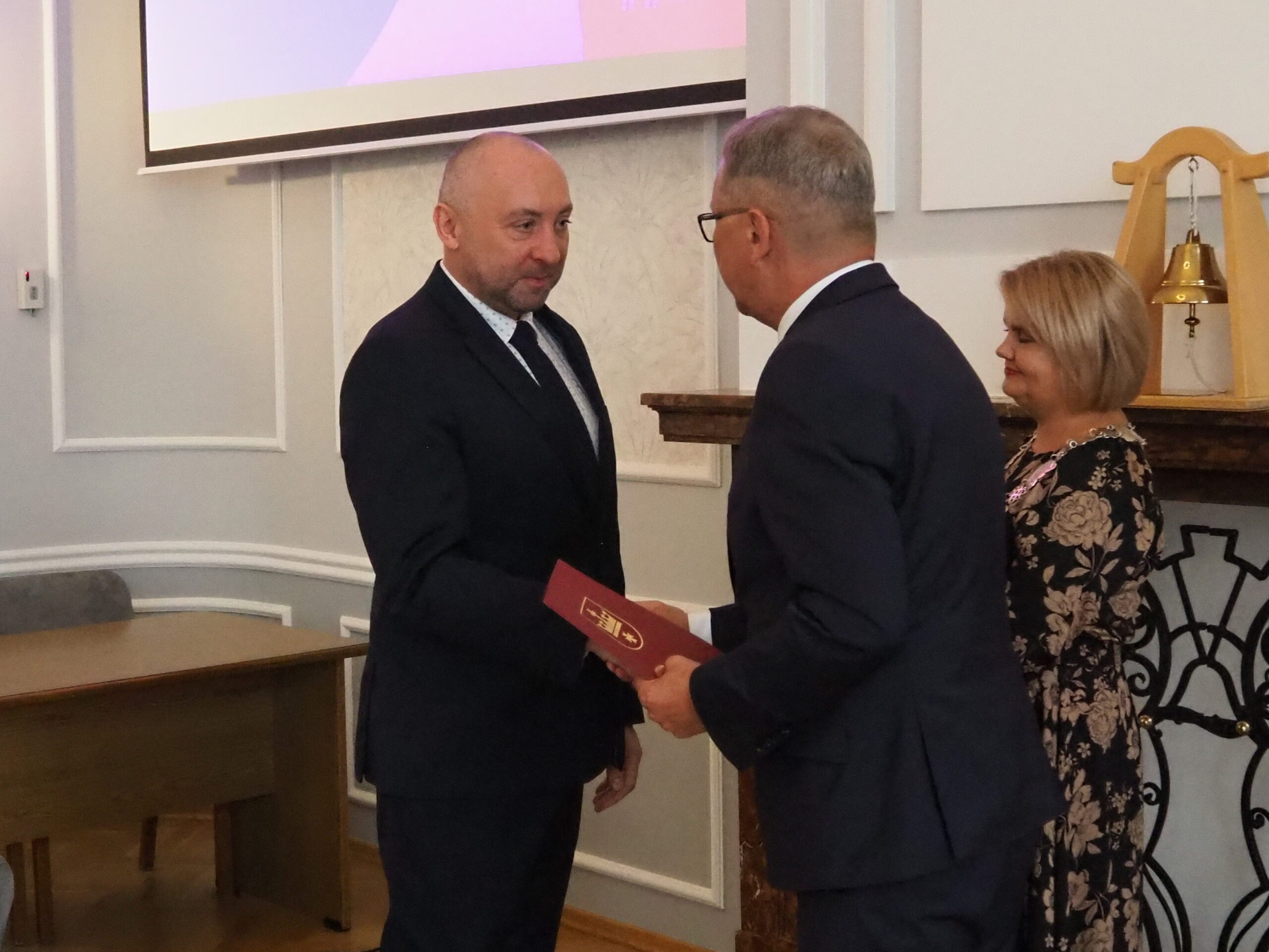 Prezydent Miasta Janusz Stankowiak i Przewodnicząca Rady Miasta Anna Benert składali życzenia dla wszystkich pracowników oświaty mna ręce dyrektorów placówek. Na zdjęciu dyrektor PSP 1 Arkadiusz Kobierzyński. 