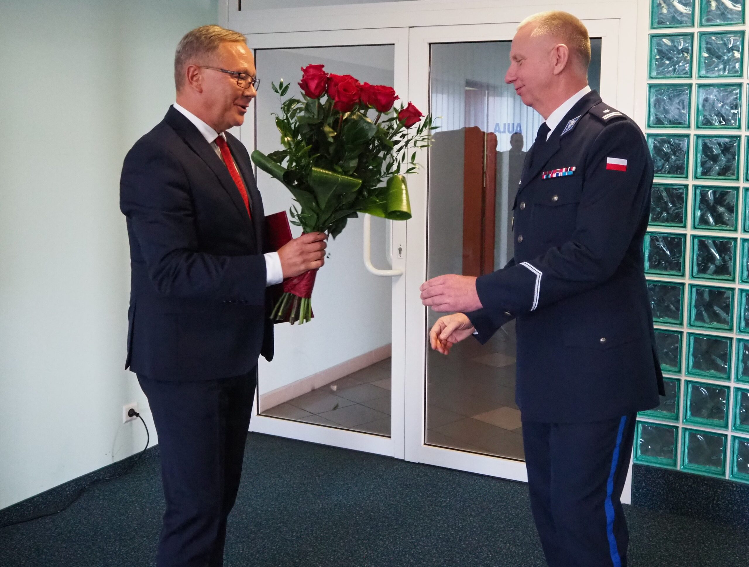 Komendant Powiatowy Policji w Starogardzie Gdańskim podinsp. Adam Bork odbiera gratulacje od Prezydenta Miasta Starogard Gdański Janusza Stankowiaka. 