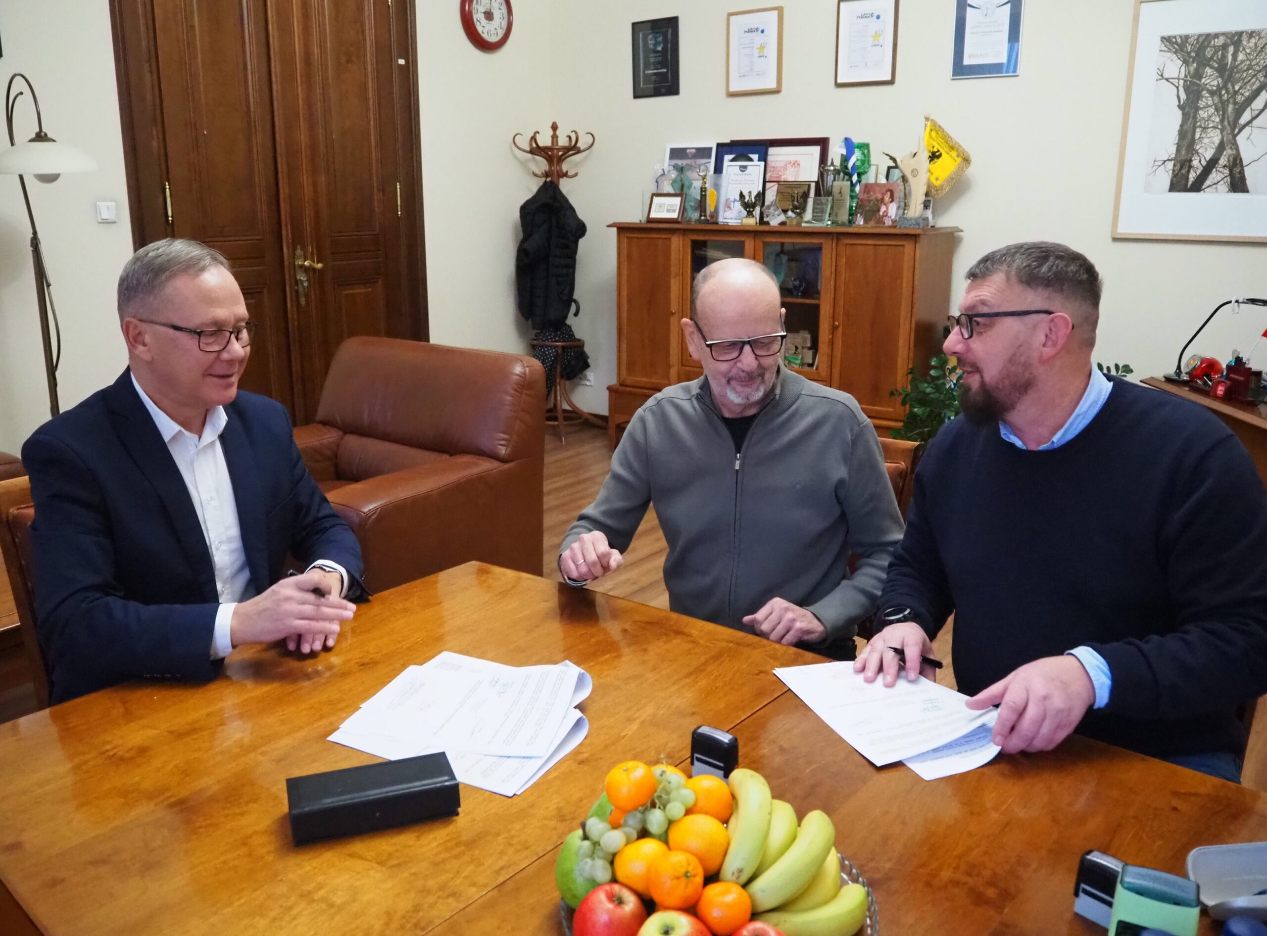 Podpisanie umowy w gabinecie prezydenta miasta.