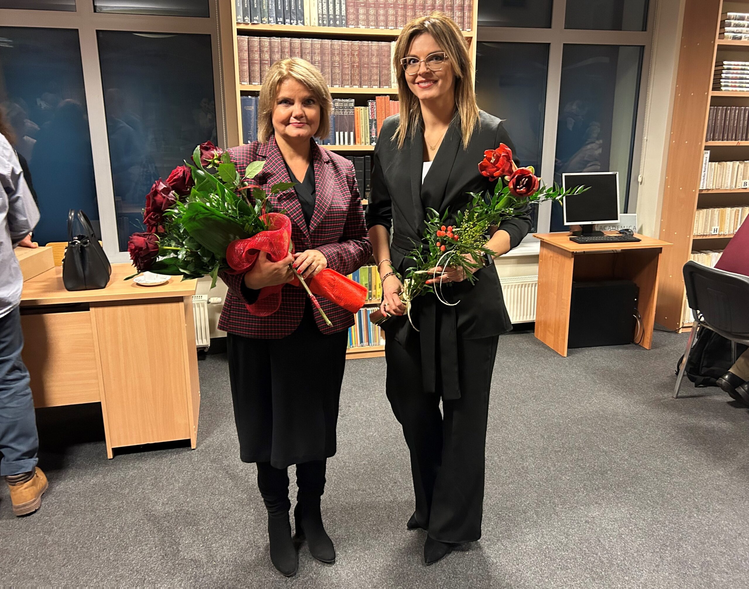 Michałowi Majewskiemu nowej książki pogratulowały m.in. Przewodnicząca Rady Miasta Starogard Gdański Anna Benert (z lewej) oraz Przewodnicząca Komisji Kultury i Promocji Miasta Martyna Łangowska-Siembida (z prawej).