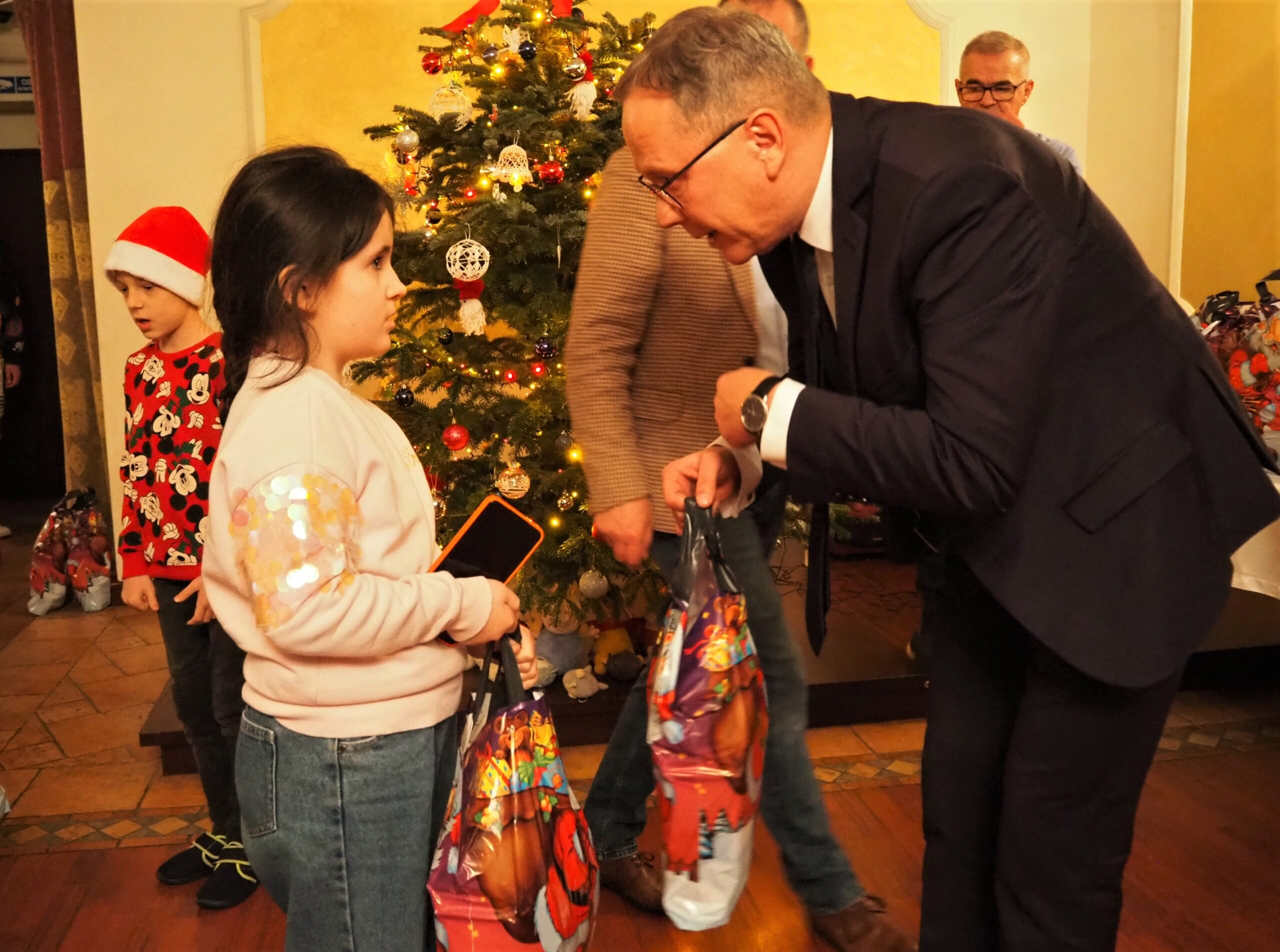 Dzieci bardzo ucieszyły się z prezentów. 
