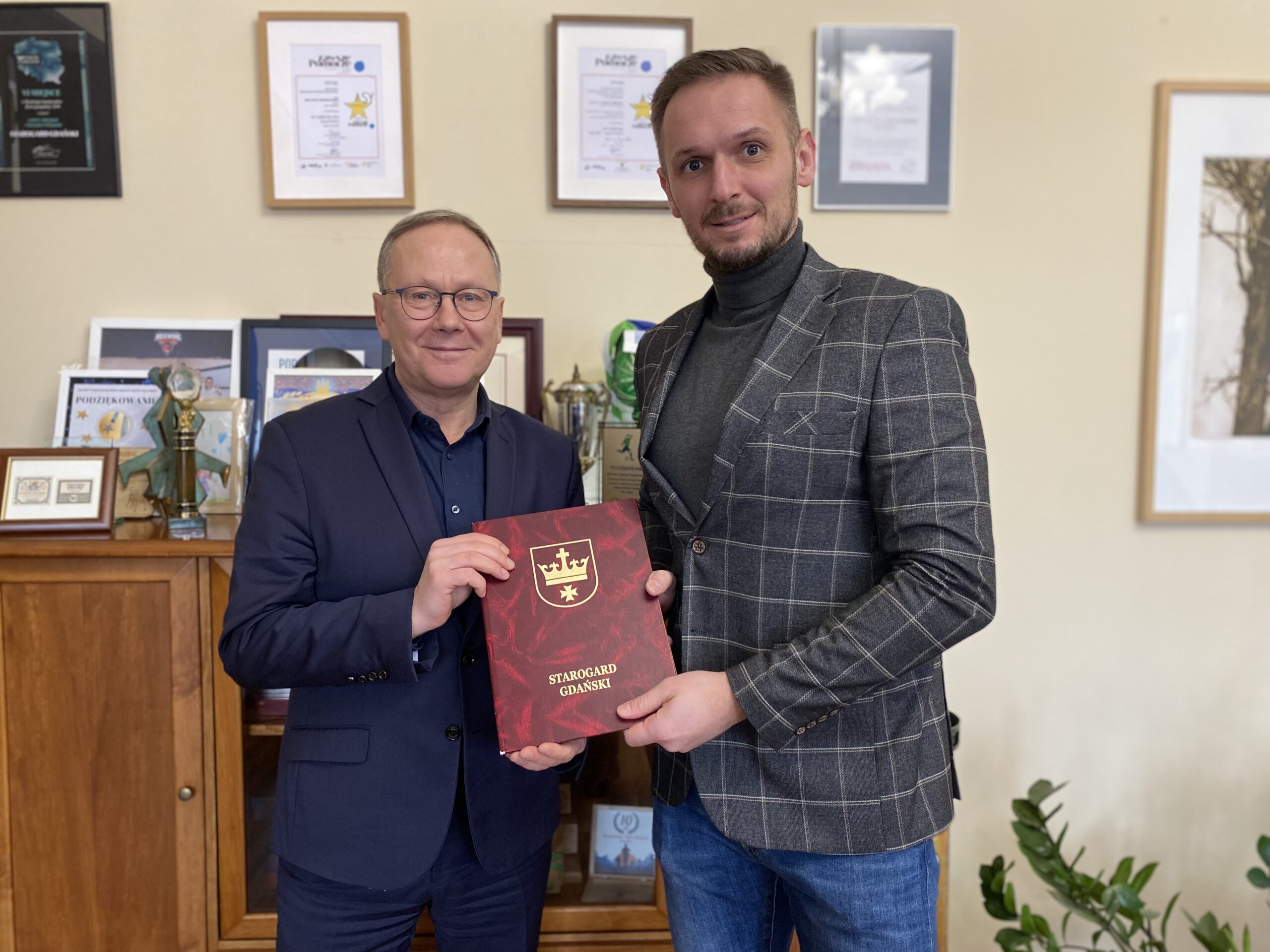 Prezydent Miasta Janusz Stankowiak i Jarosław Drewa, prezes SKS Sportowa S.A.